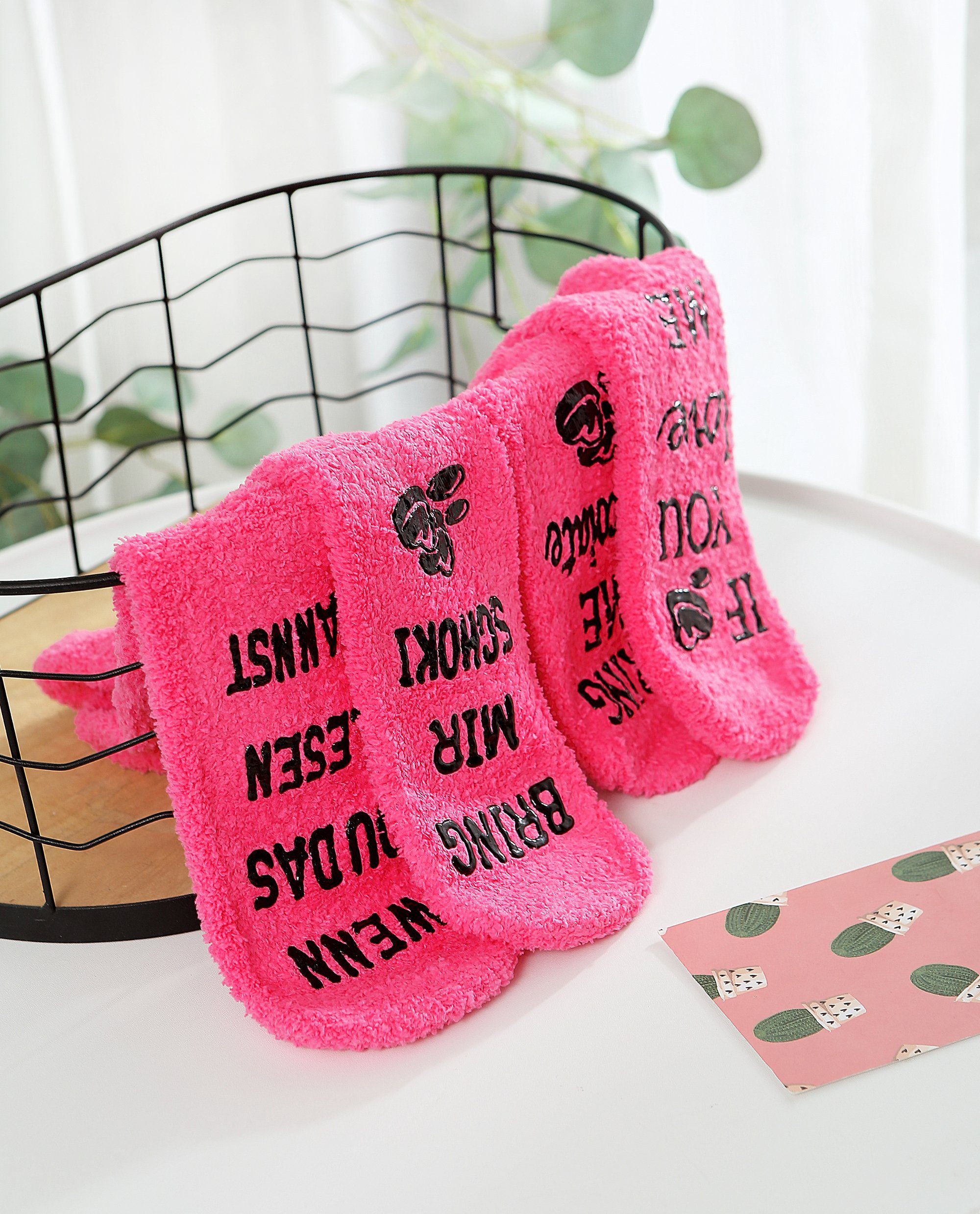 Lucadeau Kuschelsocken mit Spruch "bring mir Schoki", Geburtstagsgeschenk für Frauen (Cupcake Verpackung, 1 Paar) rutschfest, Gr. 36-43, Geschenke für Frauen, Geburtstagsgeschenk