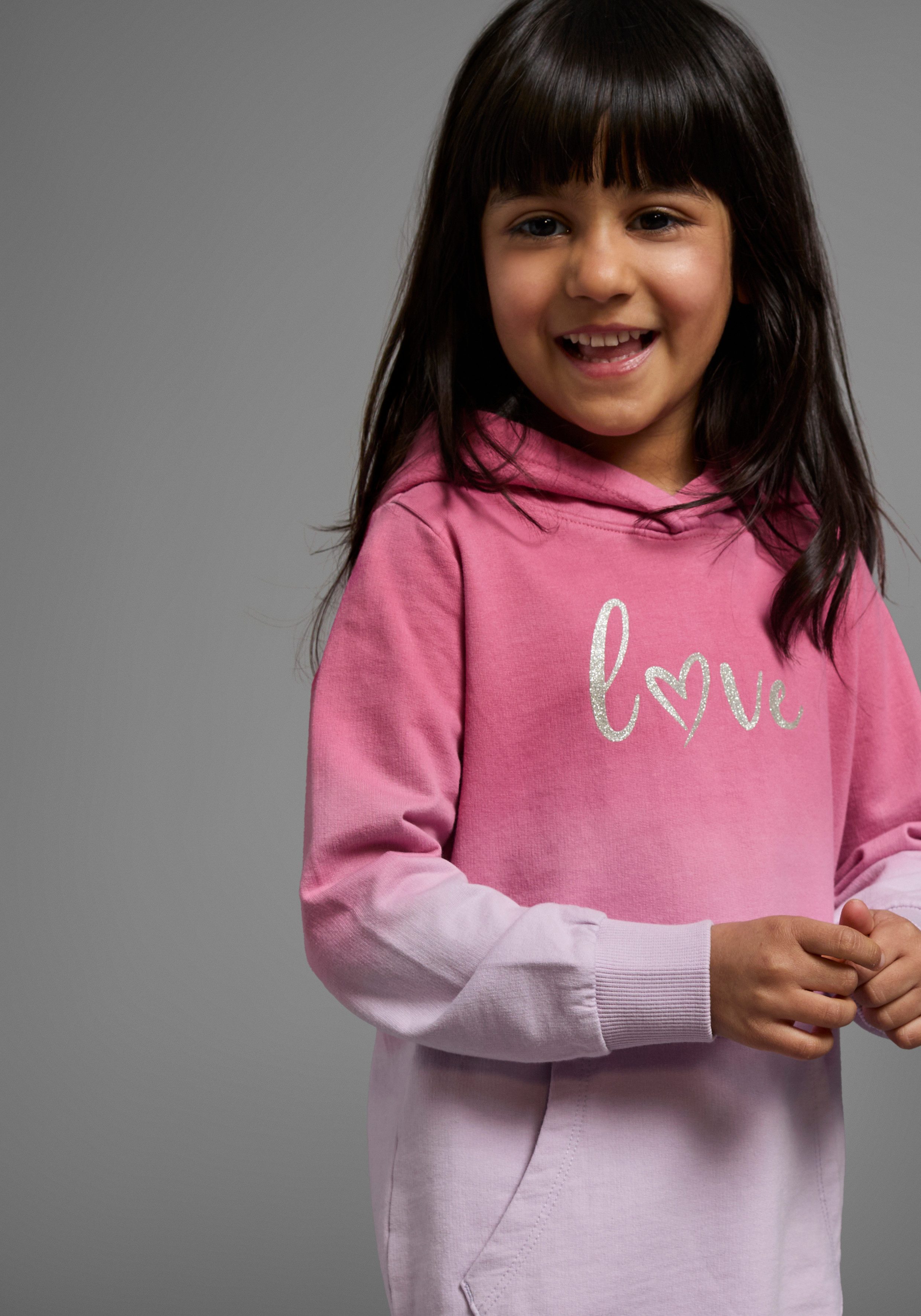 KIDSWORLD Kapuzensweatshirt, Longsweatshirt mit LOVE print Langarm, po-bedeckend, mit Glitzerdruck, aus Baumwolle