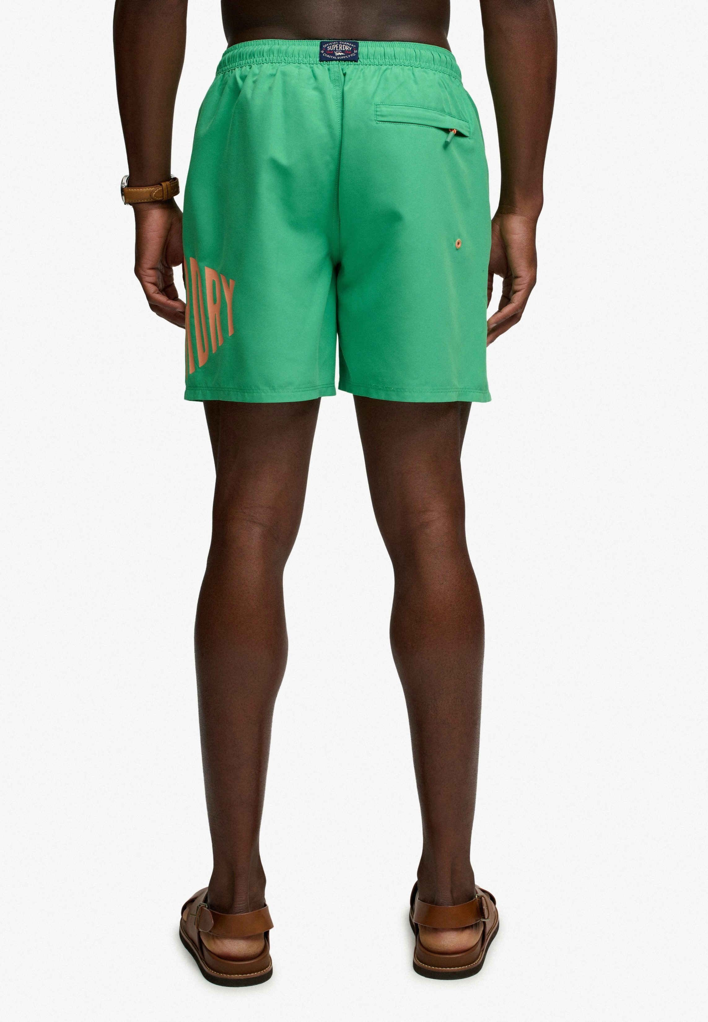 Superdry Badeshorts PRINTED LOGO 16 SWIM SHORT modische Passform, unifarbenes Design, aus Polyester, pflegeleicht