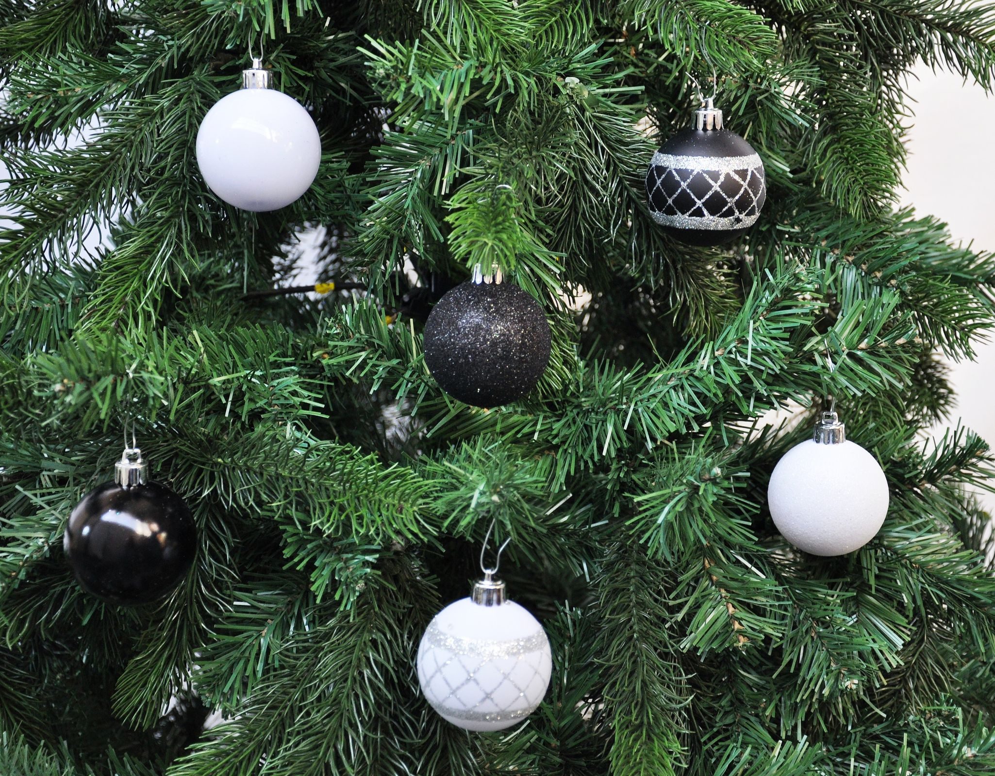 JACK Christbaumschmuck 64x Kunststoff Christbaumkugeln Ø 6cm Baum Kugeln inkl. Aufhänger, Mit praktischer Aufbewahrungsbox, Optik: matt / glänzend / glitzernd