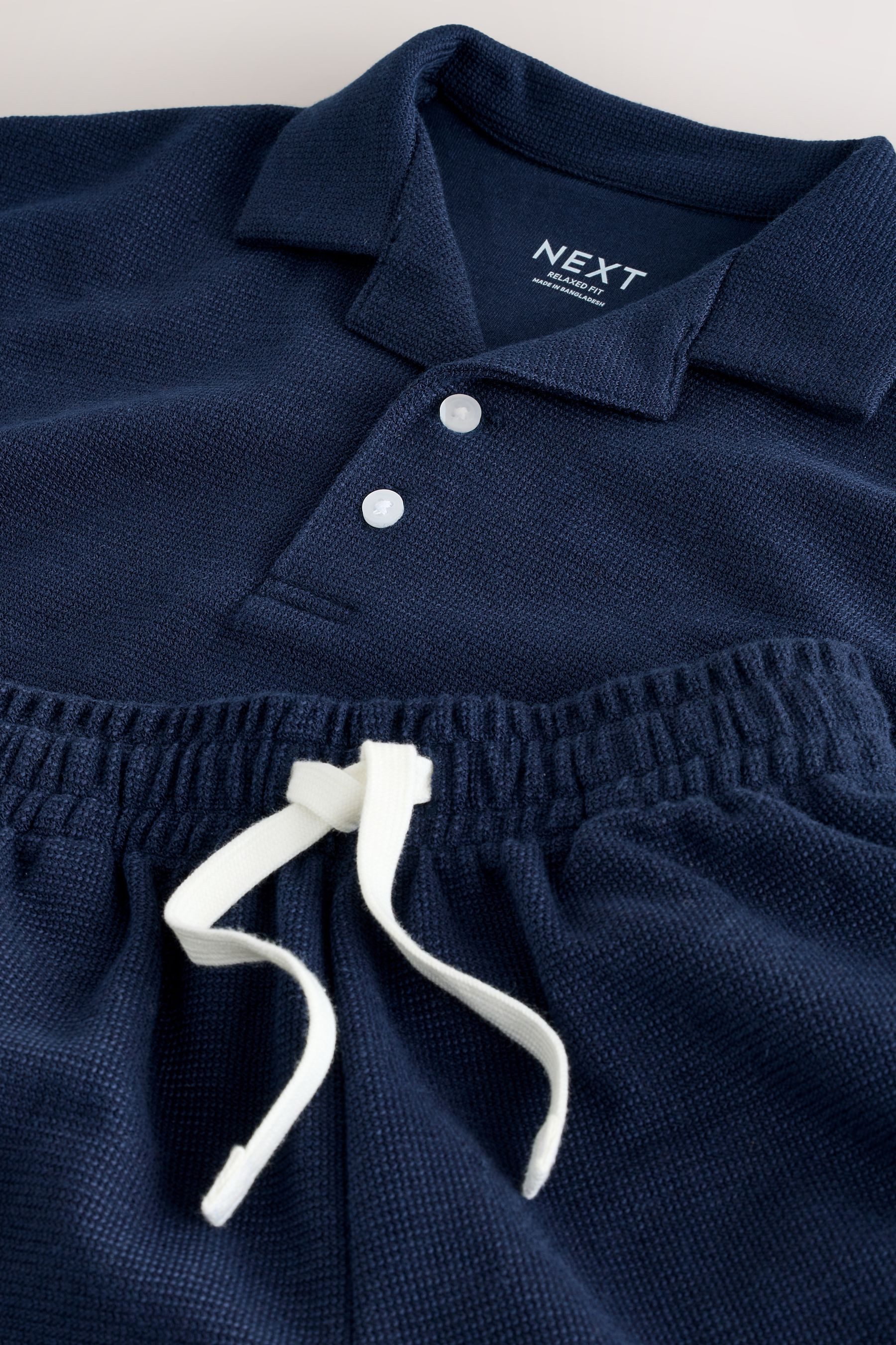 Next Shirt & Shorts Kurzärmeliges, strukturiertes Poloshirt + Shorts (2-tlg) – Bild 4 von 5