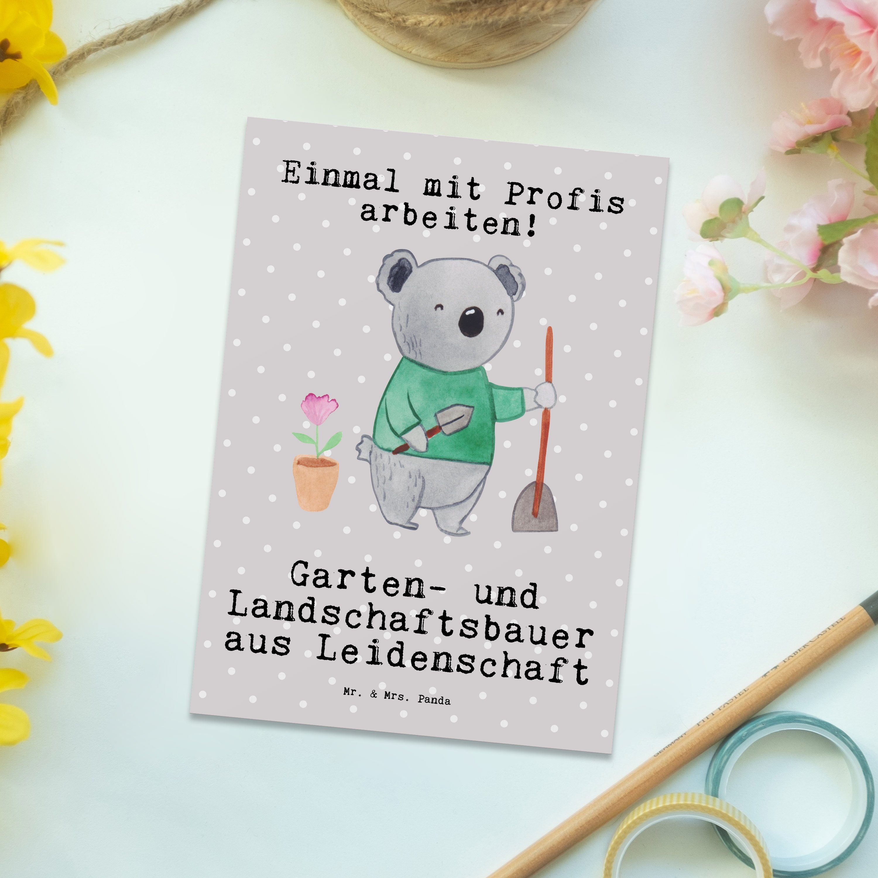 Gesche Pastell Landschaftsbauer Panda aus Mrs. Grau - & Garten- Leidenschaft Postkarte Mr. und -