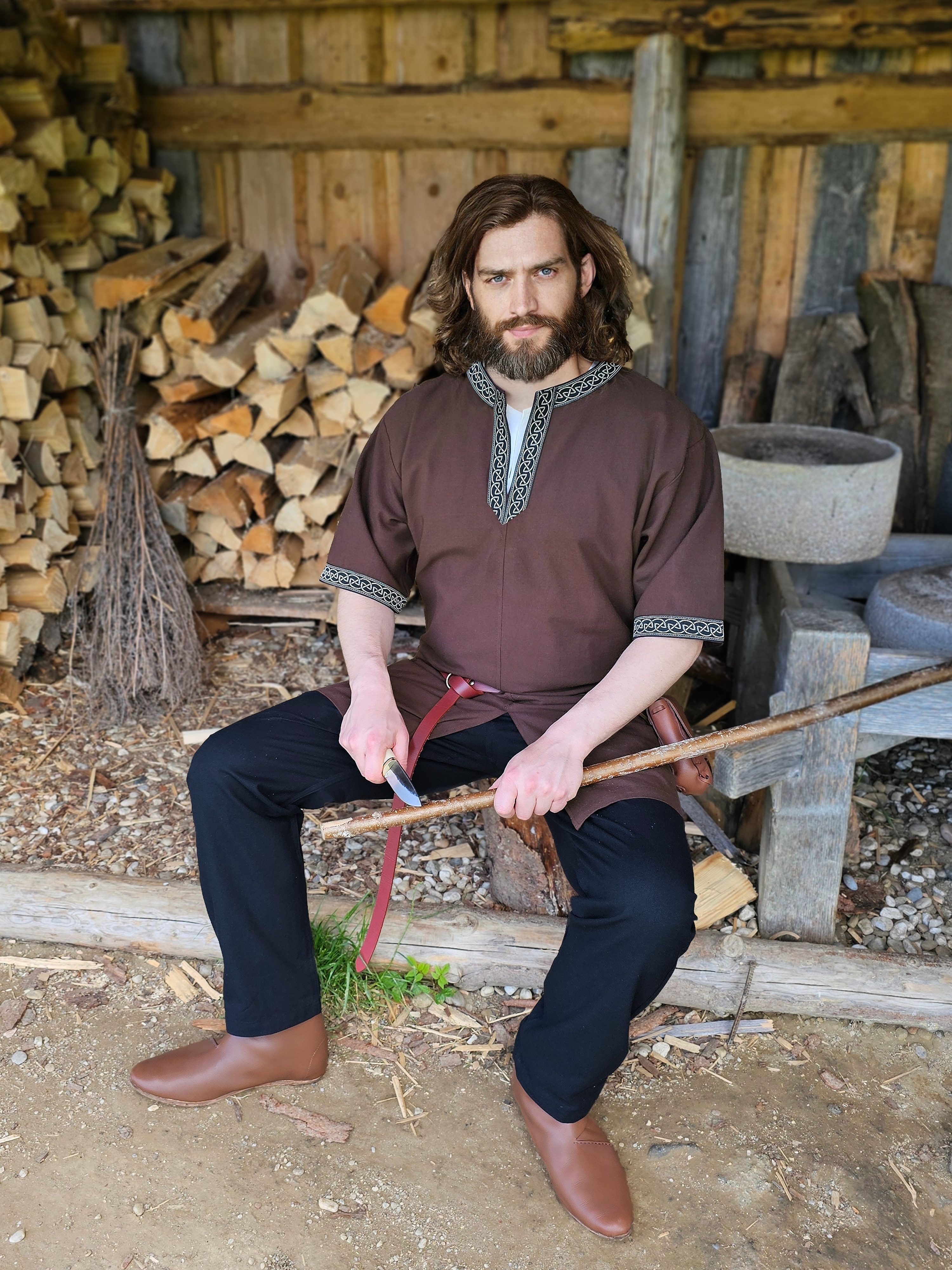 Vehi Mercatus Wikinger-Kostüm Klassische Wikinger Tunika braun "Arvid" mit Knotenmuster, kurzarm