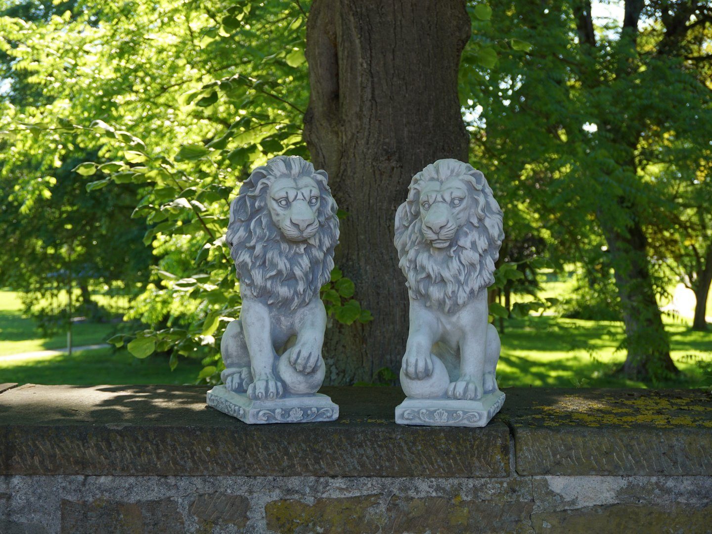 gartendekoparadies.de Gartenfigur Statuen Löwen mit Kugel, Steinfigure, Steinguss, H. 47 cm, je 21 kg, Frostsicher – Bild 2 von 5