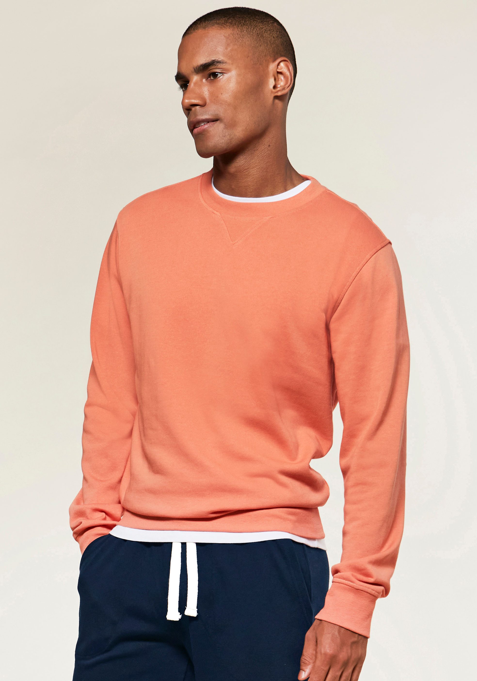 Sweatshirt mit coolem Rippeinsatz am Ausschnitt vorn