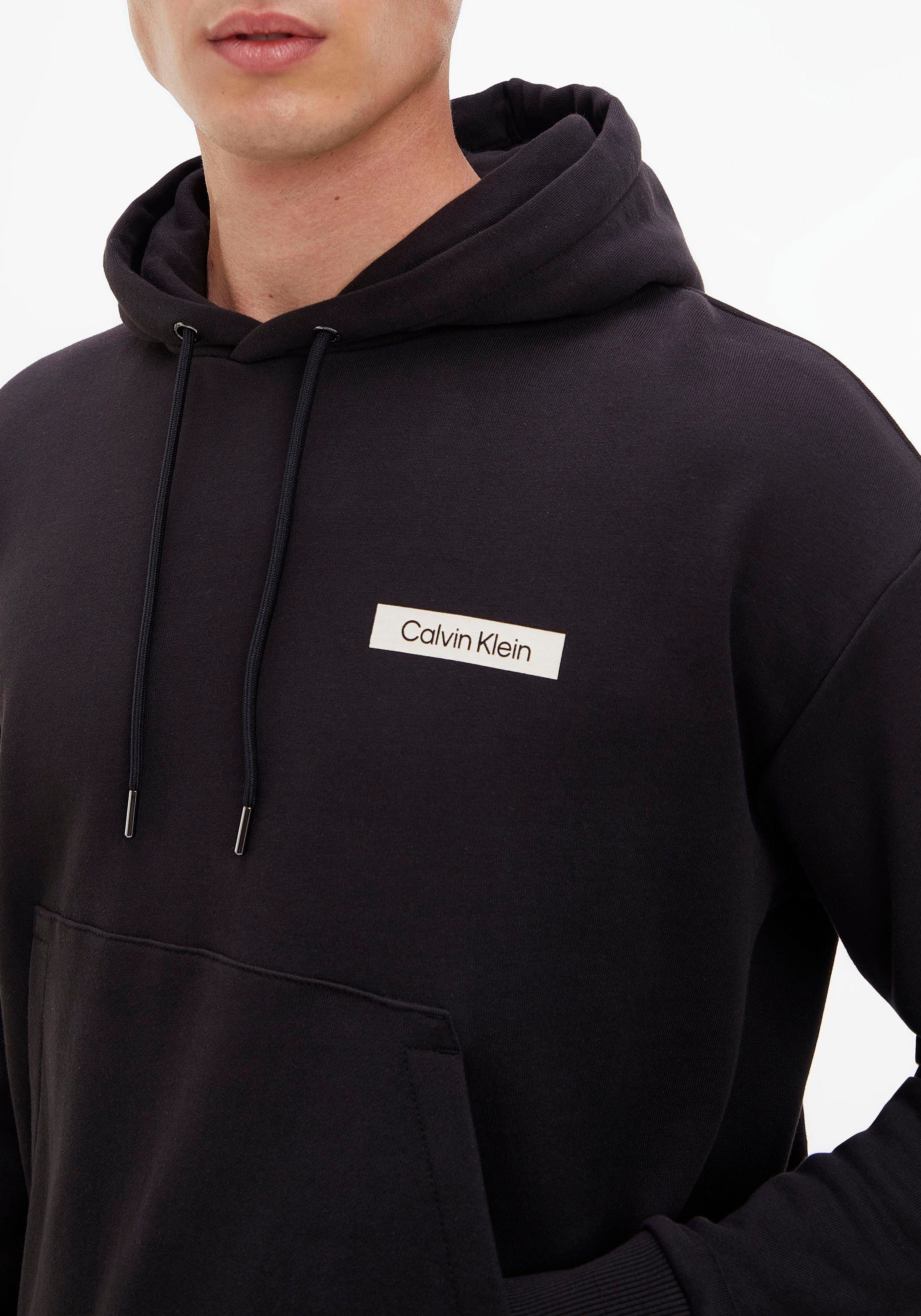 großem mit Kapuzensweatshirt schwarz CK-Schriftzug auf dem Calvin Rücken Klein