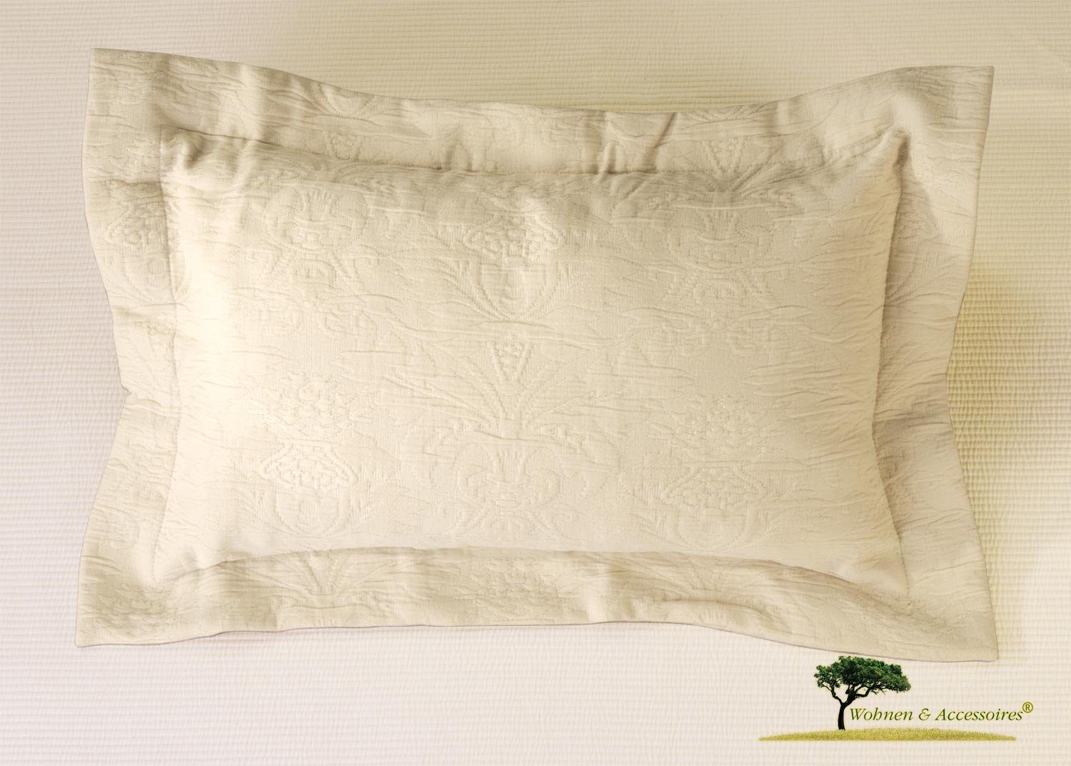 Wohnen und Accessoires GmbH & Co. KG Dekokissen Hübsches Kissen "Lune" in Matelassé-Verarbeitung klassisch und zeitlos