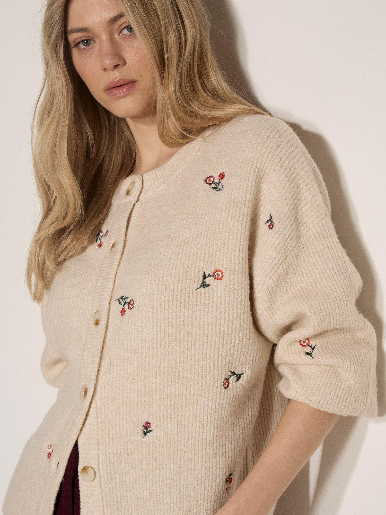 Apricot Cardigan Weiche Strickjacke mit Blumenstickerei