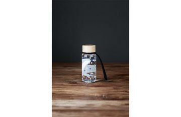 KINDSGUT Trinkflasche, aus Tritan mit Bambusdeckel und Silikonlasche, hochwertige Qualität und bruchsicher, dezente Farben und schönes Design, Wal