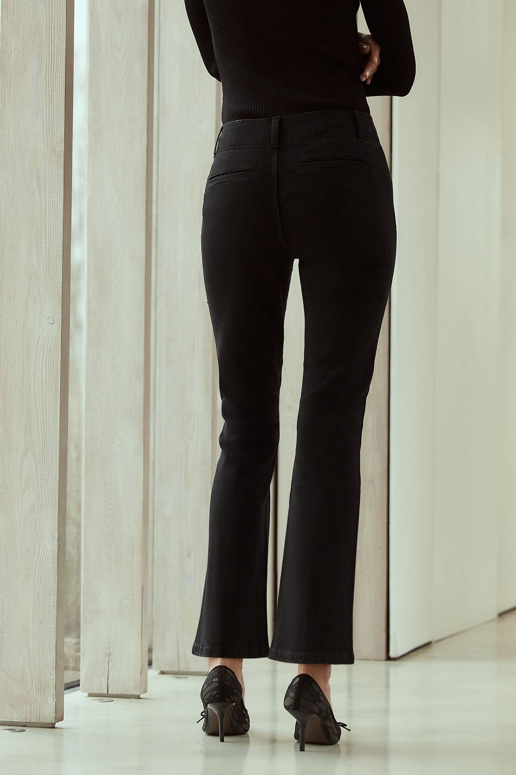 Next Bootcut-Jeans Bootcut-Jeans mit mittelhohem Bund, Kurzgröße (1-tlg)