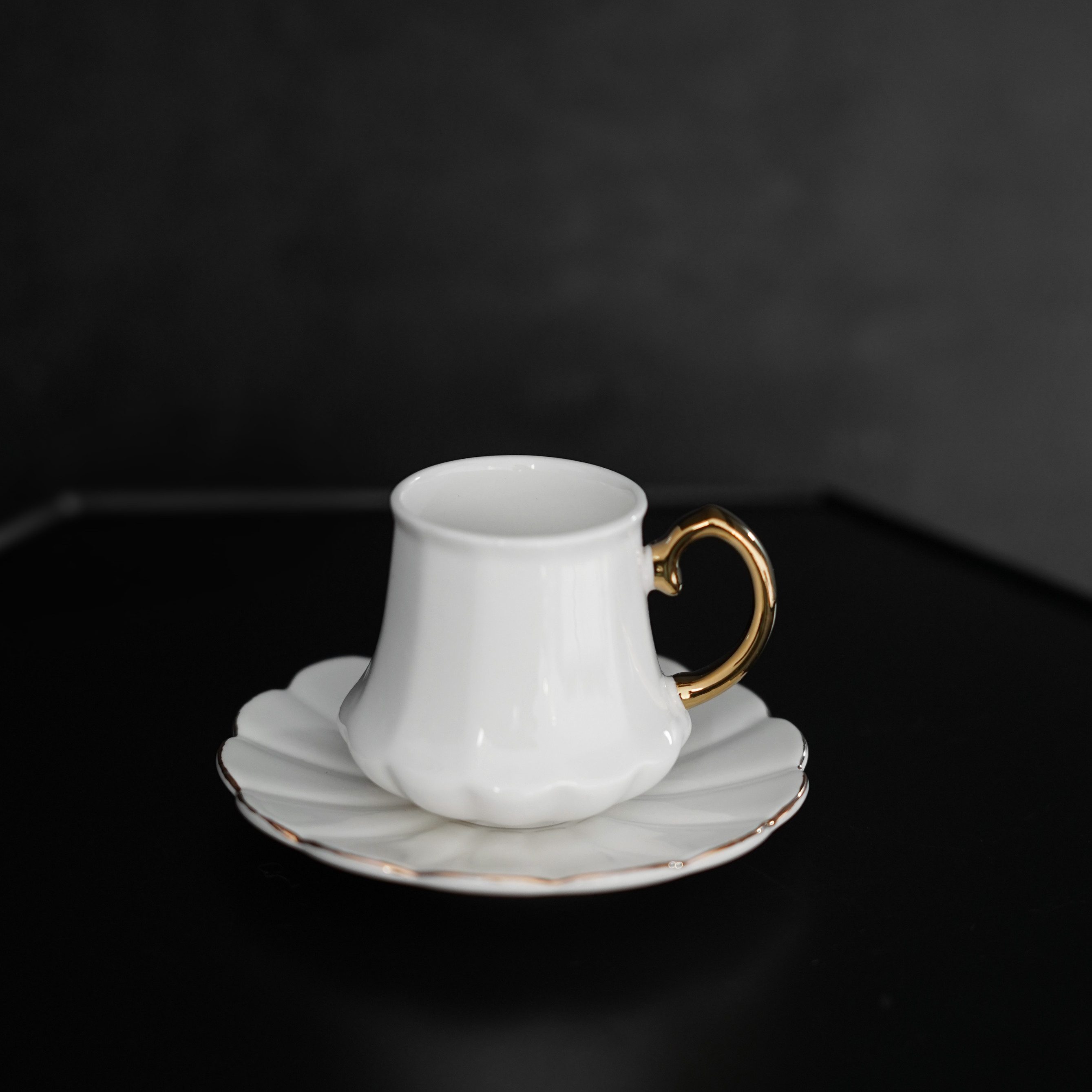 Mulex Kaffeeservice 12-teiliges Mokkatassen-Set aus Porzellan - Weiß & Gold, 100 ml (12-tlg), 6 Personen, Porzellan, 6x Mokkatassen, 6x Untertassen – Bild 4 von 5