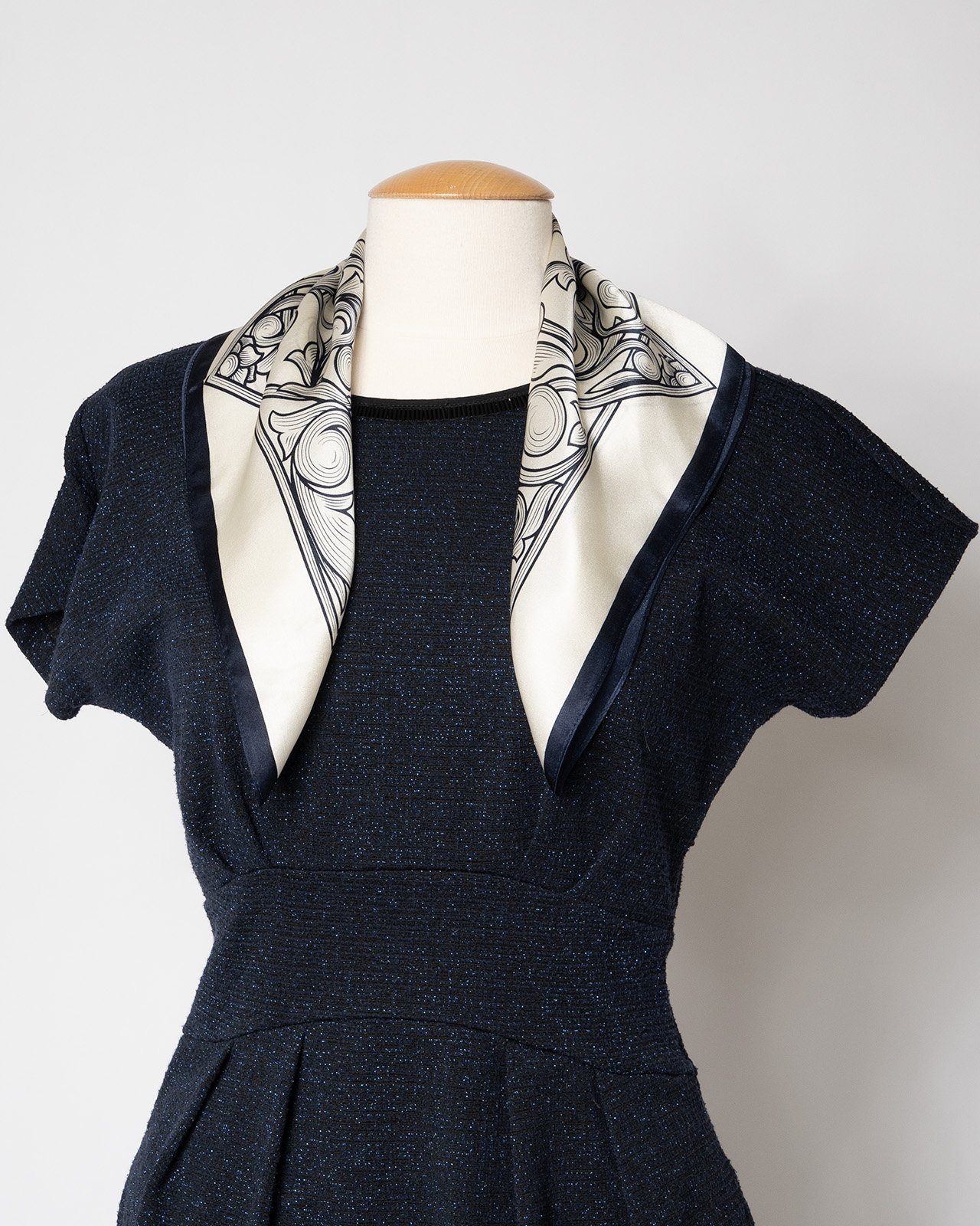 MayTree Seidentuch quadratisch Floral 53x53 dunkelblau weiss, (Stück), 100% günstig online kaufen