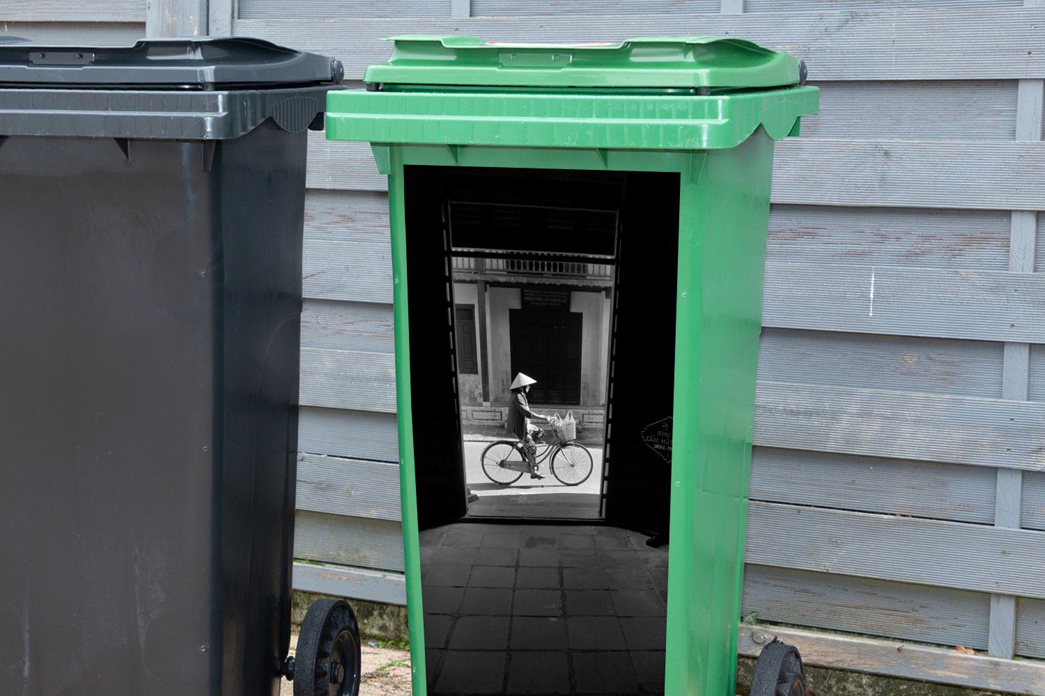Container, Abfalbehälter - MuchoWow Mülltonne, Straße Tür - Mülleimer-aufkleber, Wandsticker - (1 Sticker, Fahrrad St), Architektur