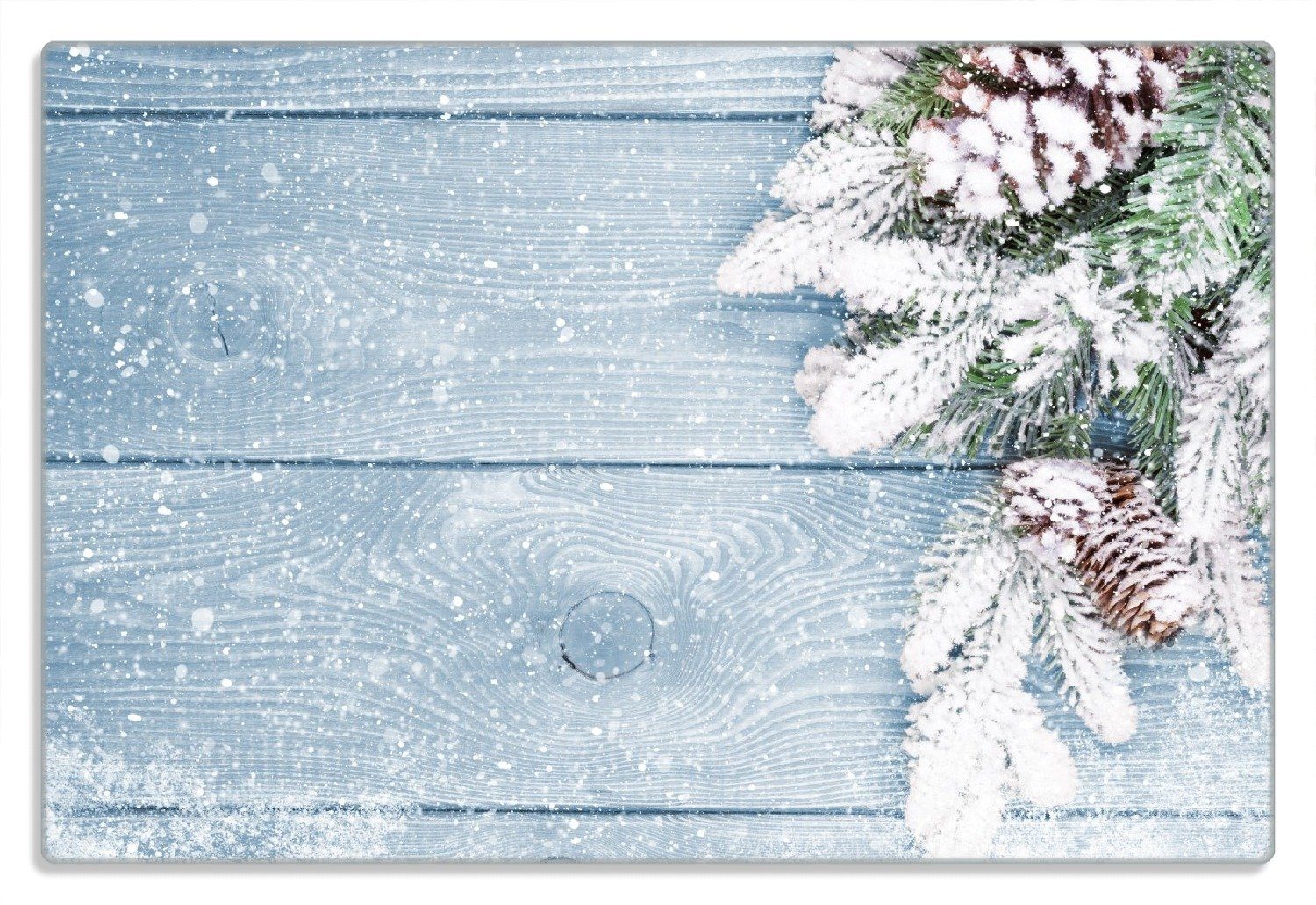auf Winterdekoration, Holz Frühstücksbrett Wallario Tannenzweige - 1-St), Gummifüße 20x30cm Verschneite (inkl. 4mm, rutschfester