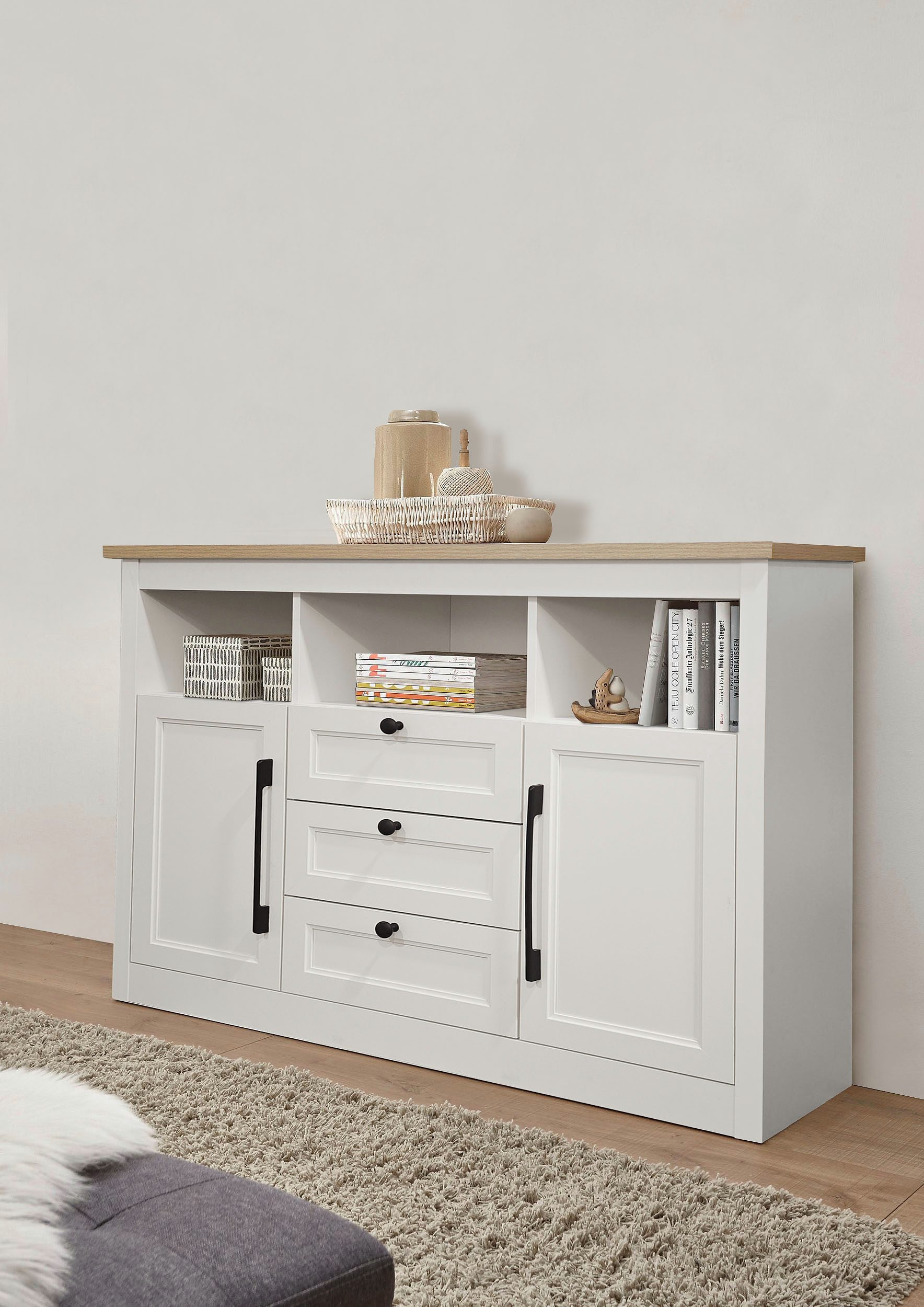 OTTO home Sideboard Ismund, aus MDF, mit Holz-Zierleiste, schwarzen Metallgriffen, Höhe 95 cm