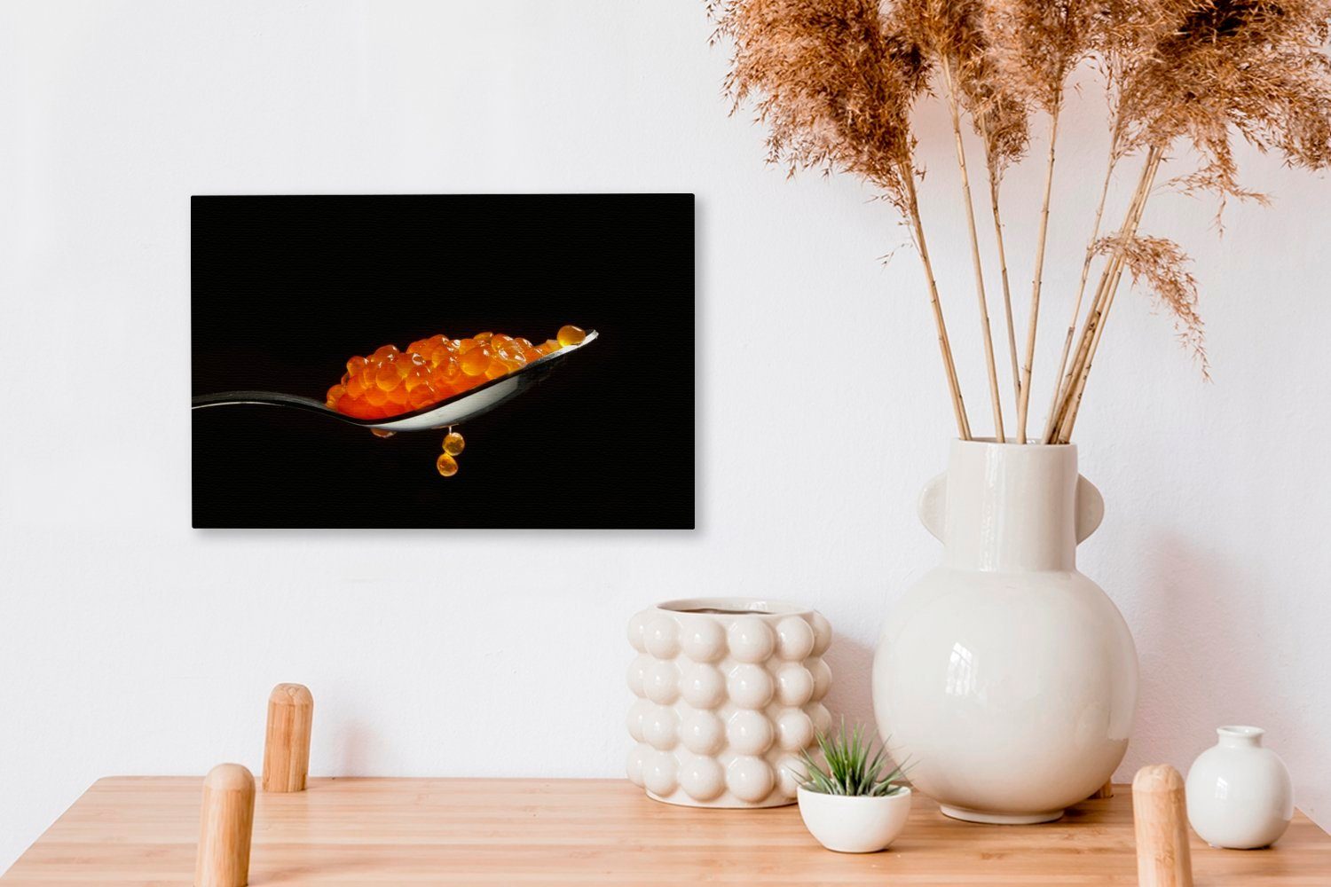 OneMillionCanvasses® Leinwandbild Roter Kaviar auf einem Hintergrund, Aufhängefertig, Wanddeko, mit 30x20 (1 Leinwandbilder, St), Wandbild Löffel cm schwarzem