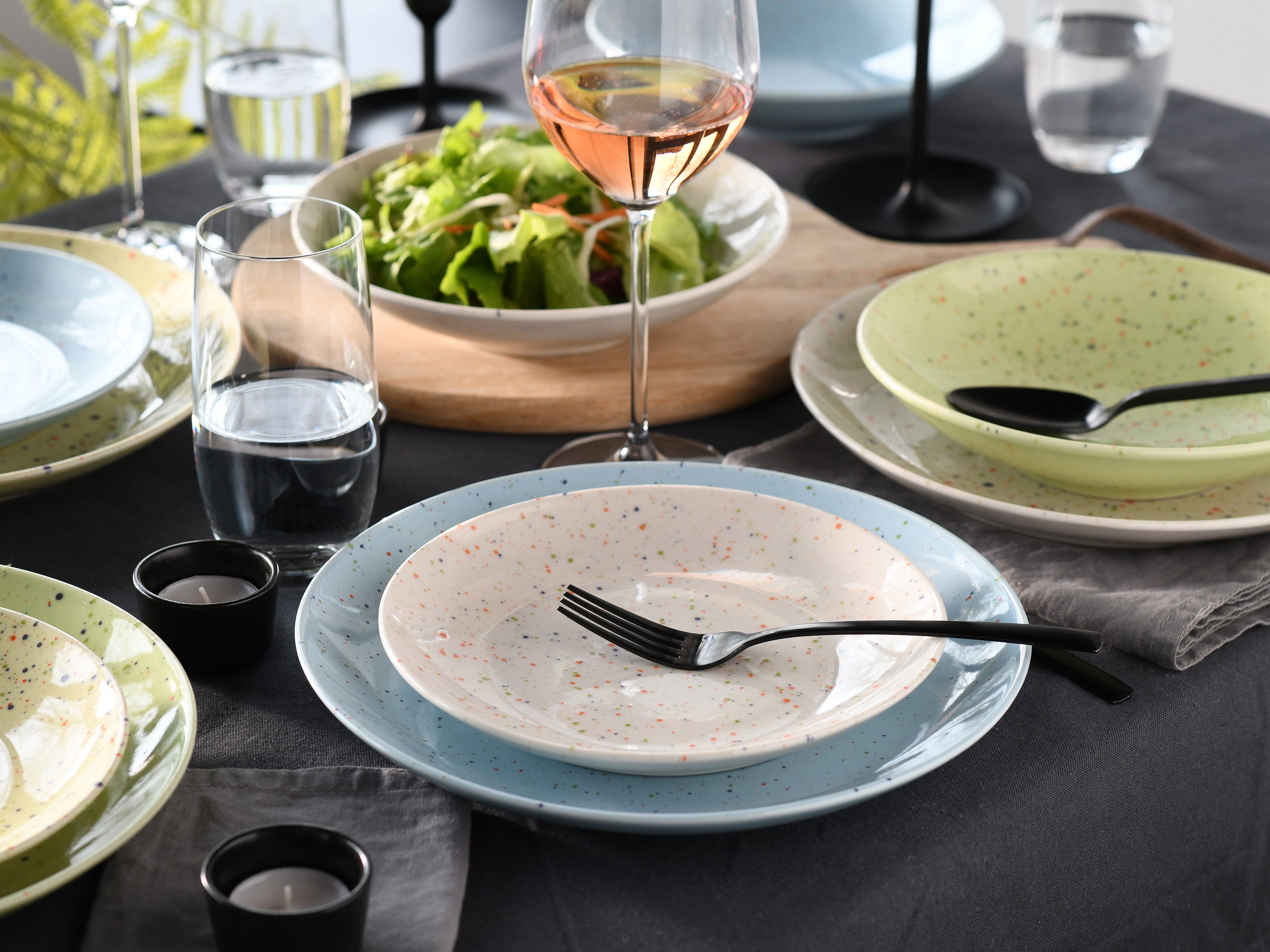 CreaTable Teller-Set Confetti, Teller Set 12-tlg. (12-tlg), 4 Personen, Steinzeug, Unregelmäßige bunte Punkte, Gute Laune Geschirr, Frisch, Freundlich