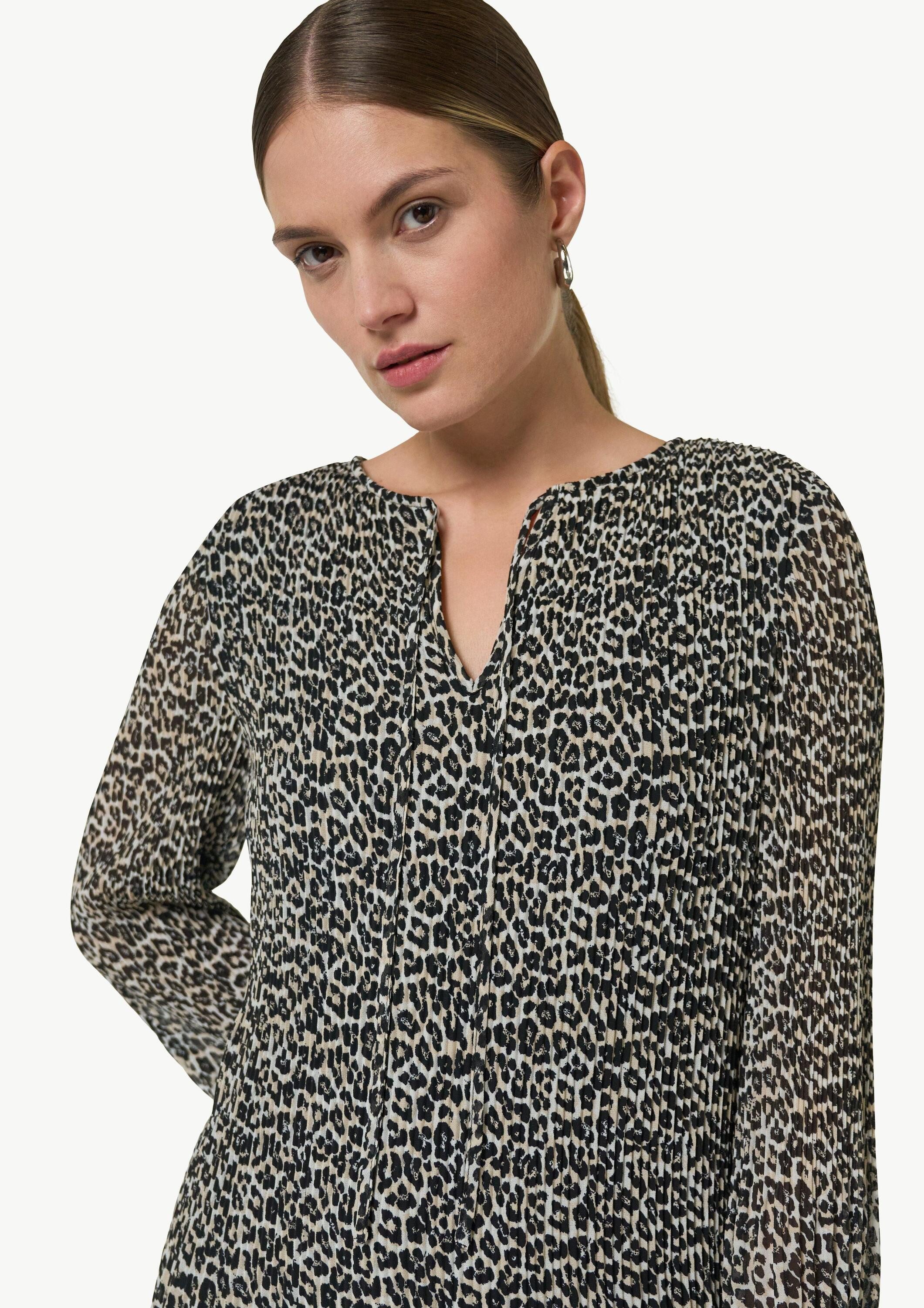 comma Minikleid Kleid Plissiertes Chiffon-Kleid mit Leo-Print – Bild 4 von 5