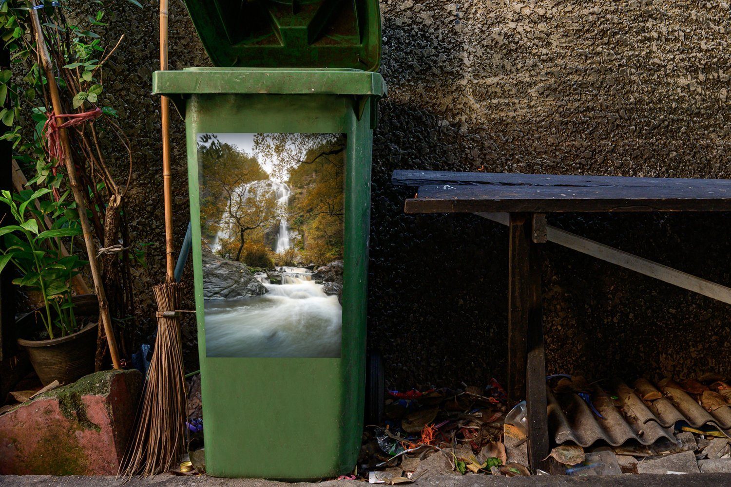 MuchoWow Wandsticker Berühmter Mülltonne, im St), (1 Sticker, Abfalbehälter Klong-Lan-Nationalpark Wasserfall Container, natürlicher Mülleimer-aufkleber
