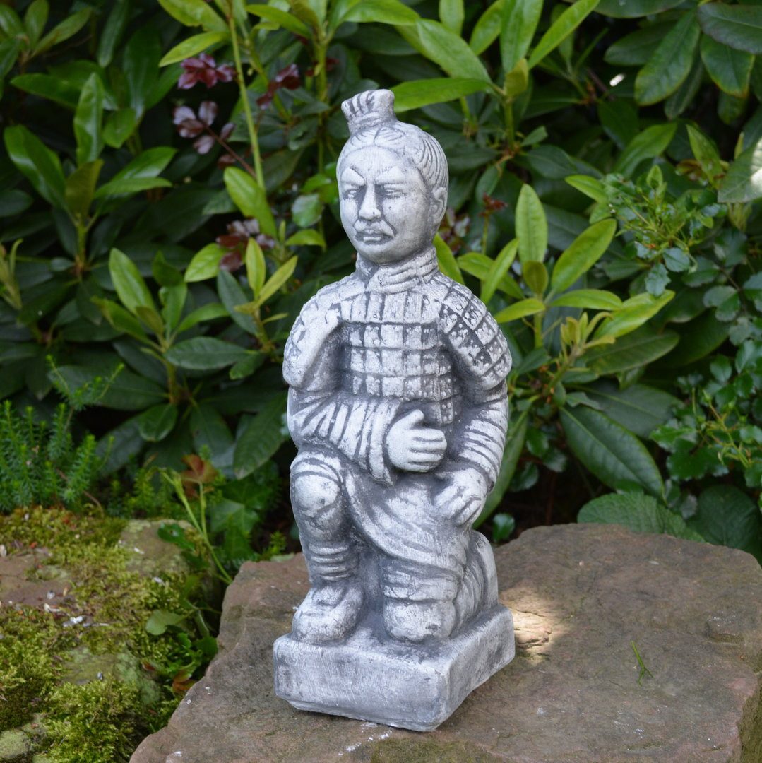 gartendekoparadies.de Gartenfigur Terrakotta Krieger Motiv IV Steinfigur 31 cm Steinguss 2 kg, Frostsicher