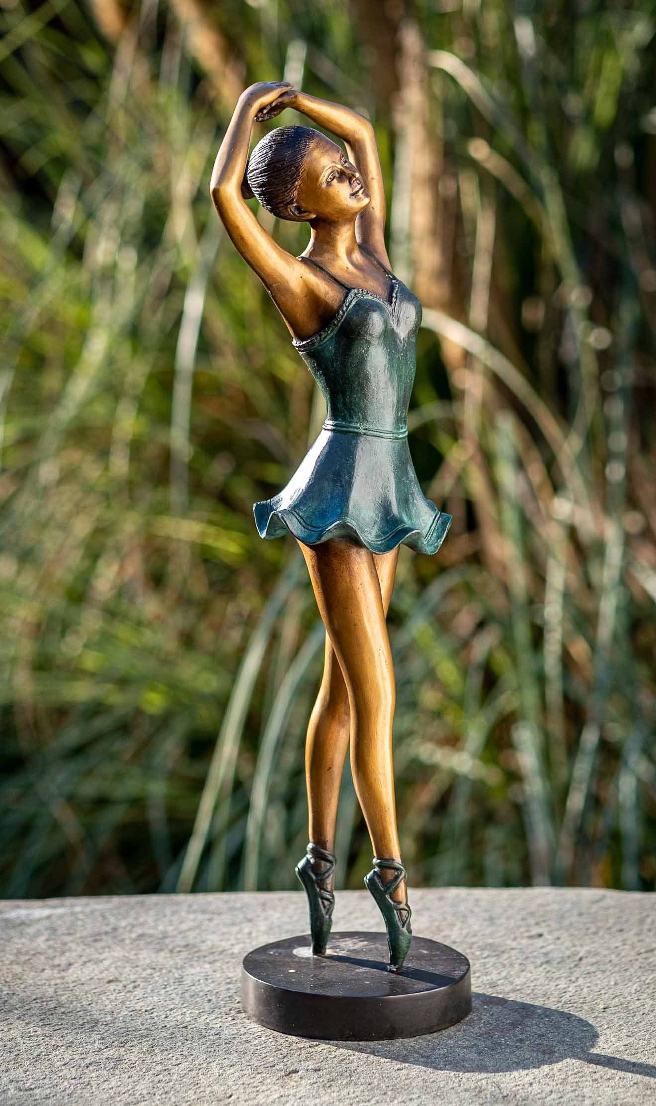 IDYL Gartenfigur IDYL Bronze-Skulptur Ballerina, werden Langlebig von Hand robust und – UV-Strahlung. gegossen gegen – sehr und Wachsausschmelzverfahren Bronze Regen Die – in in Modelle Bronze patiniert. Frost, witterungsbeständig