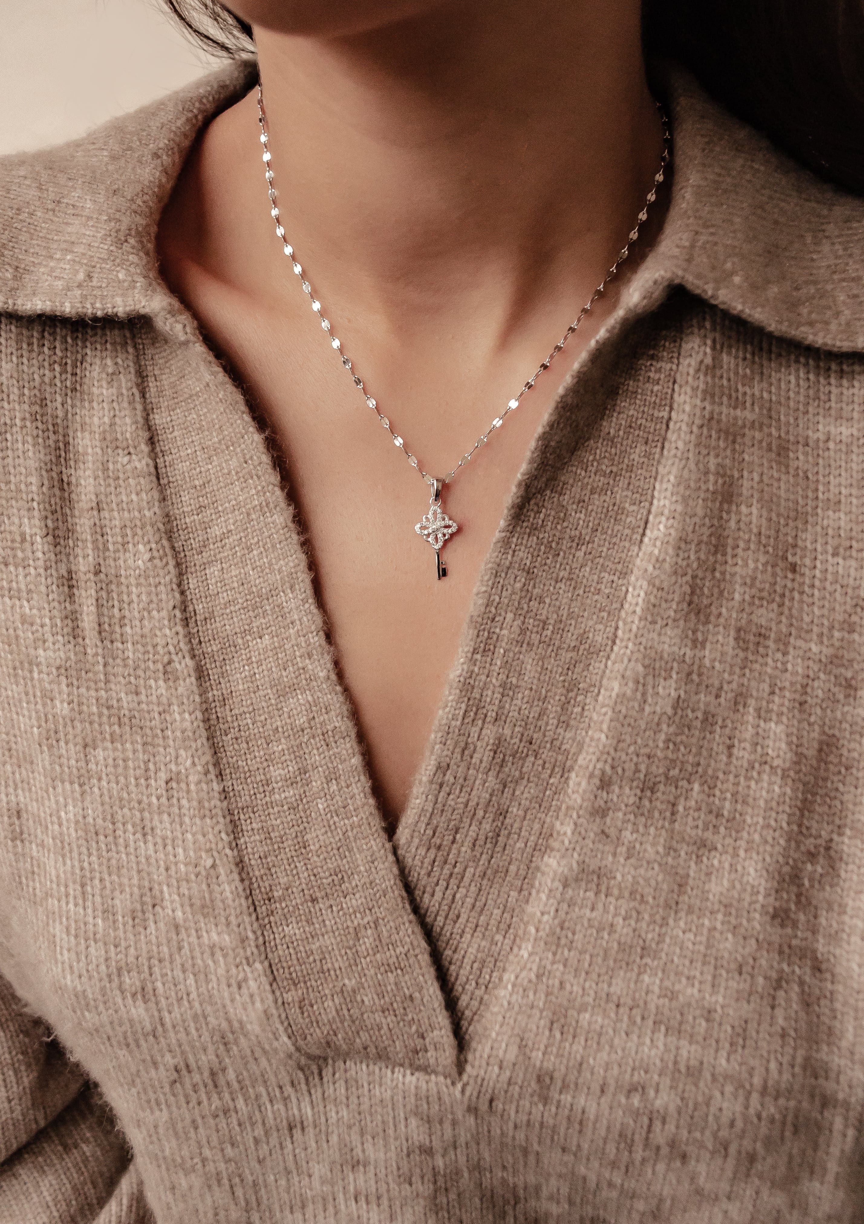 Hey Happiness Statementkette mit Symbol Anhänger, vergoldetes 925 Silber, Spirituelle Damenkette mit Yoga Meditation Charms, Kette mit Bedeutung