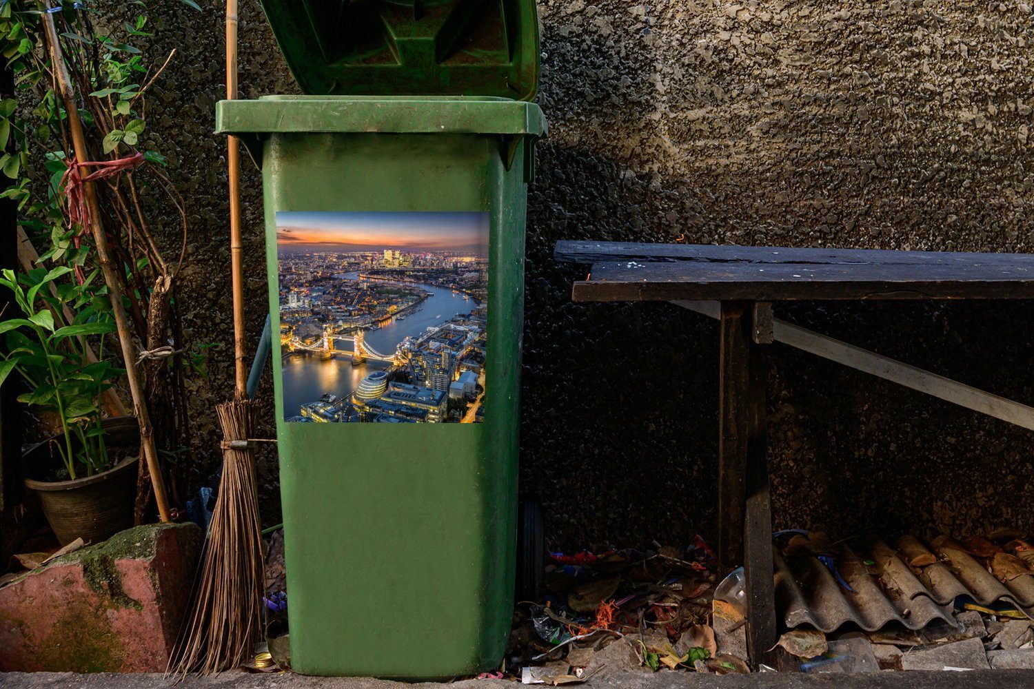 MuchoWow Wandsticker Sonnenaufgang - London - St), Mülltonne, Skyline Mülleimer-aufkleber, Abfalbehälter Container, (1 Sticker