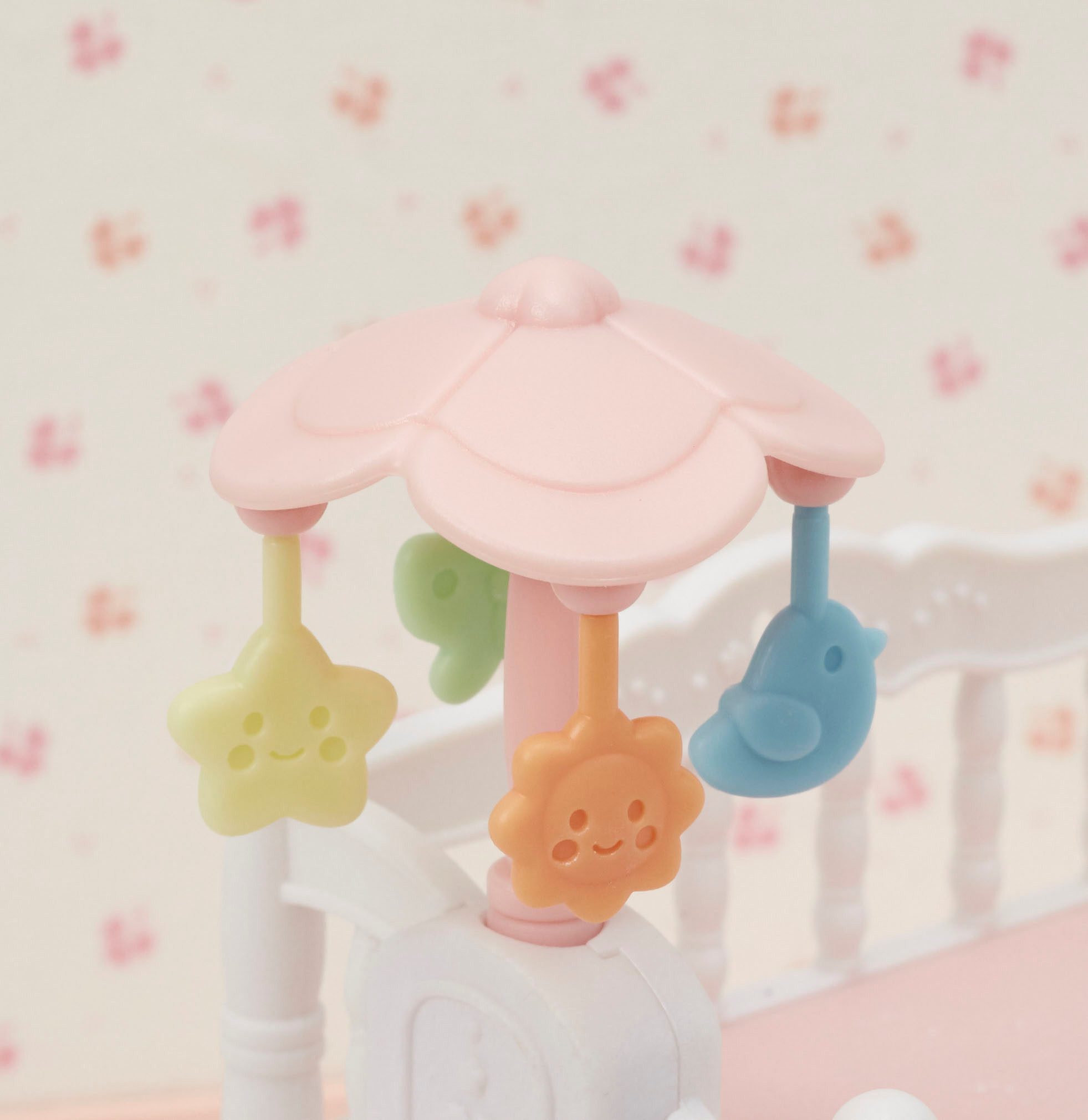 Sylvanian Families Spielwelt Babybett mit Mobile günstig online kaufen
