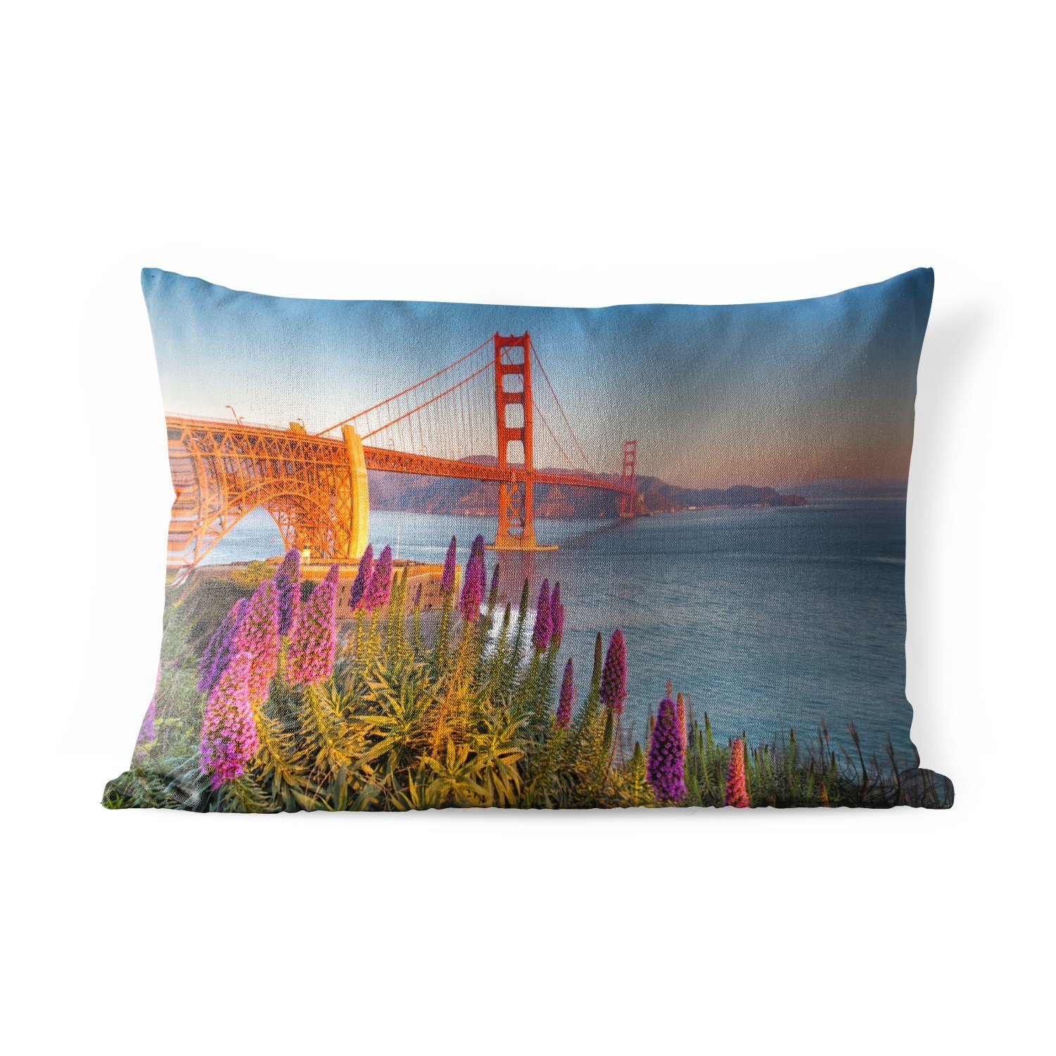 MuchoWow Dekokissen Blick auf die Golden Gate Bridge mit rosa Blumen, Outdoor-Dekorationskissen, Polyester, Dekokissenbezug, Kissenhülle