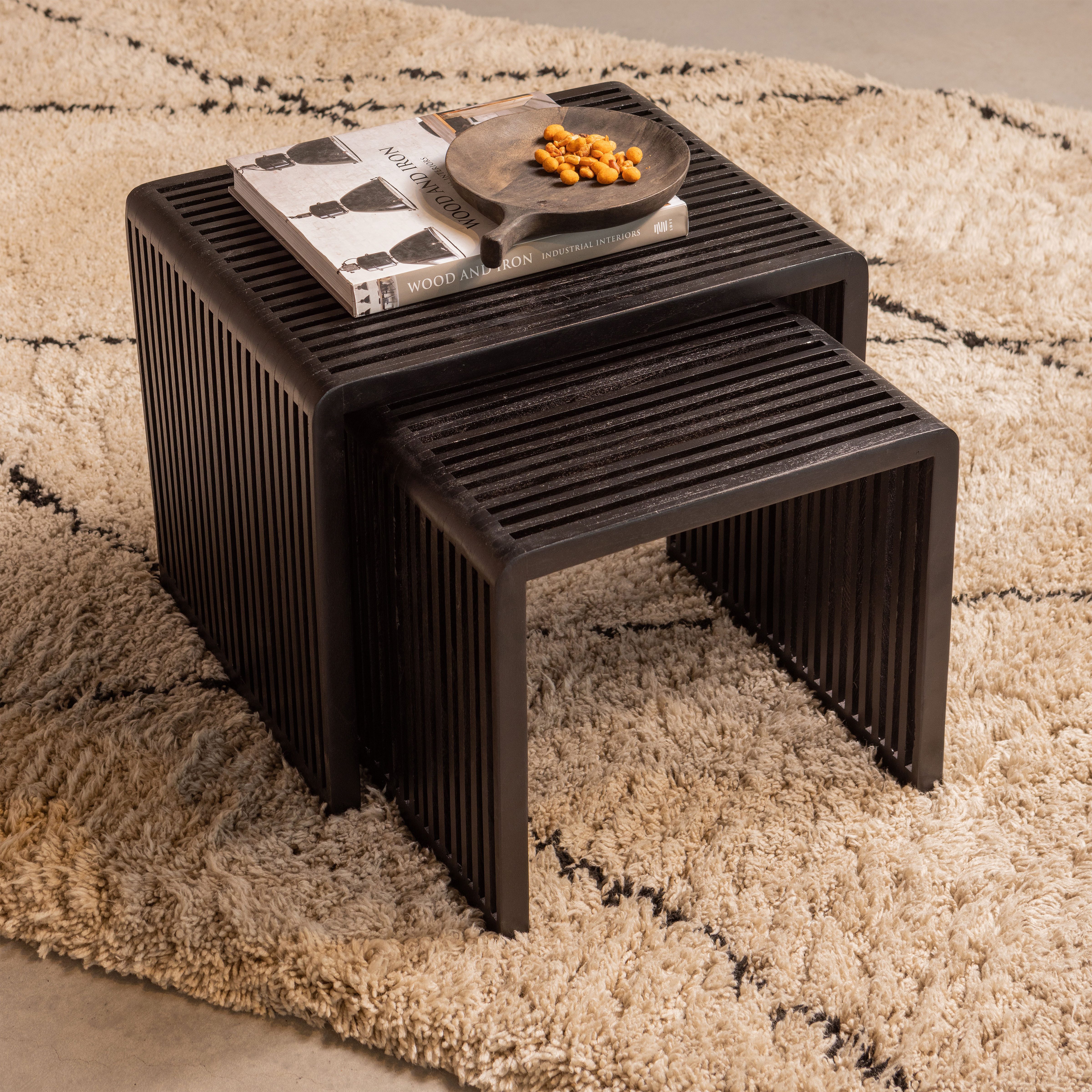 WOOOD Beistelltisch Willa aus Teakholz, organische Formgebung 50x43,5x40 / 40x38x35 cm (Set, 2-St), 2er-Set, Tragkraft 15 kg, recyceltem Teakholz farbig behandelt