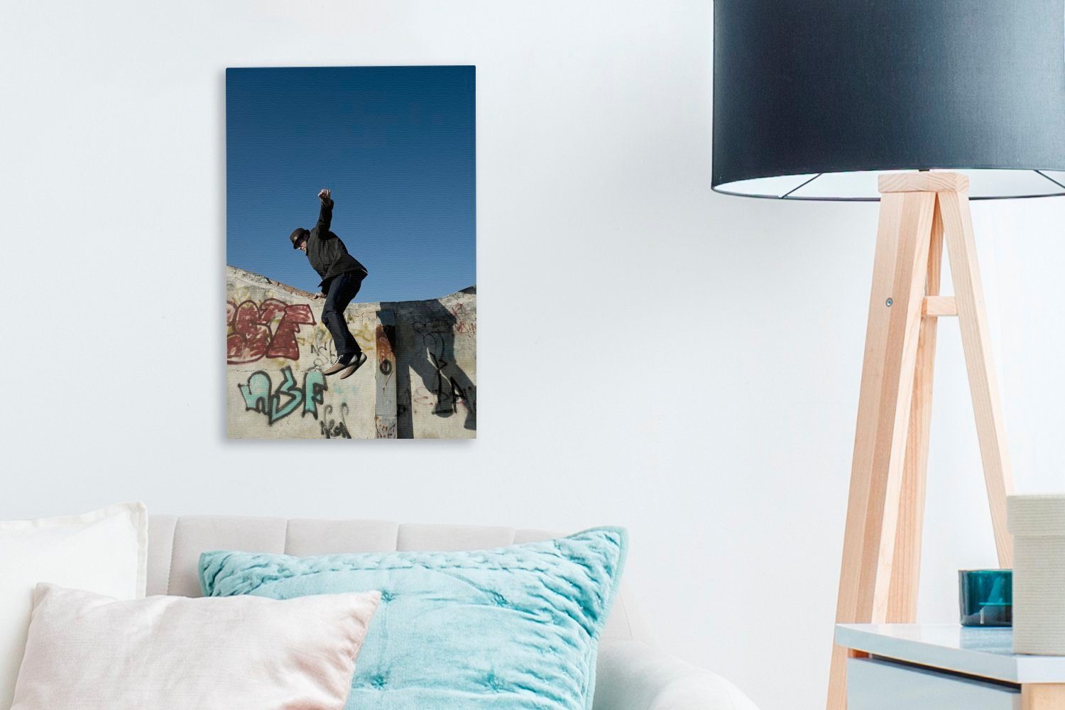 20x30 Leinwandbild Freerunner Eine von cm Zackenaufhänger, die inkl. springt, OneMillionCanvasses® Person, fertig Gemälde, als bespannt einem St), Leinwandbild Gebäude (1