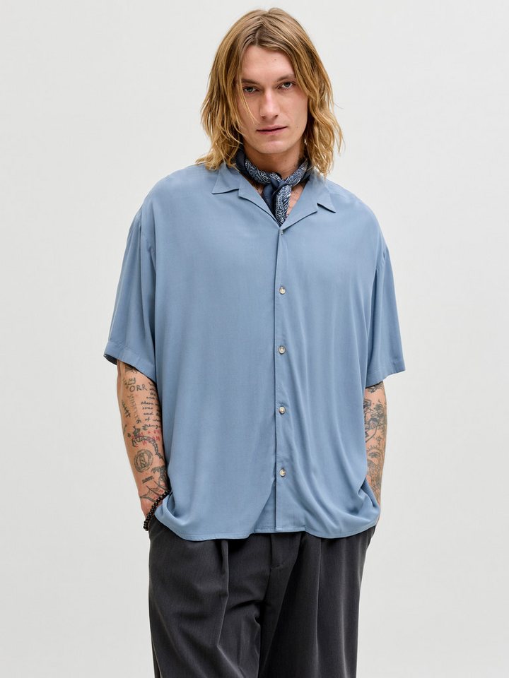 Jack & Jones Kurzarmhemd JJEJEFF RESORT SOLID SHIRT SS SN Viskose, loose fit