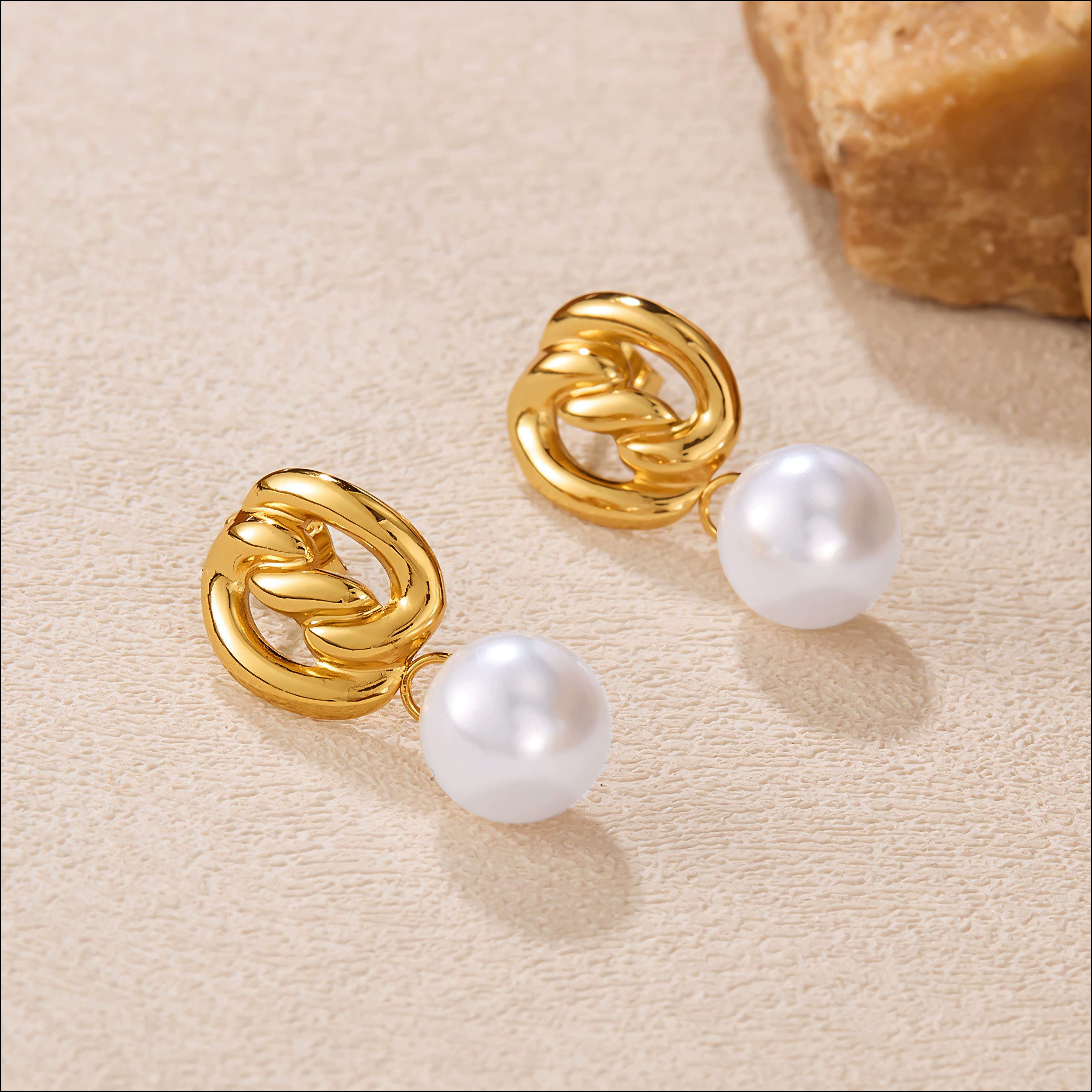 Firetti Paar Ohrstecker Schmuck Geschenk Edelstahl Ohrschmuck Ohrringe Knoten, mit Perle (synth)