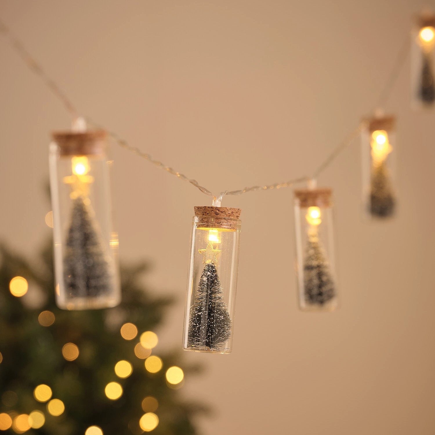 Lights4fun LED-Lichterkette 10er LED-Lichterkette mit Glasflaschen und Tannenbäumen warmweiß