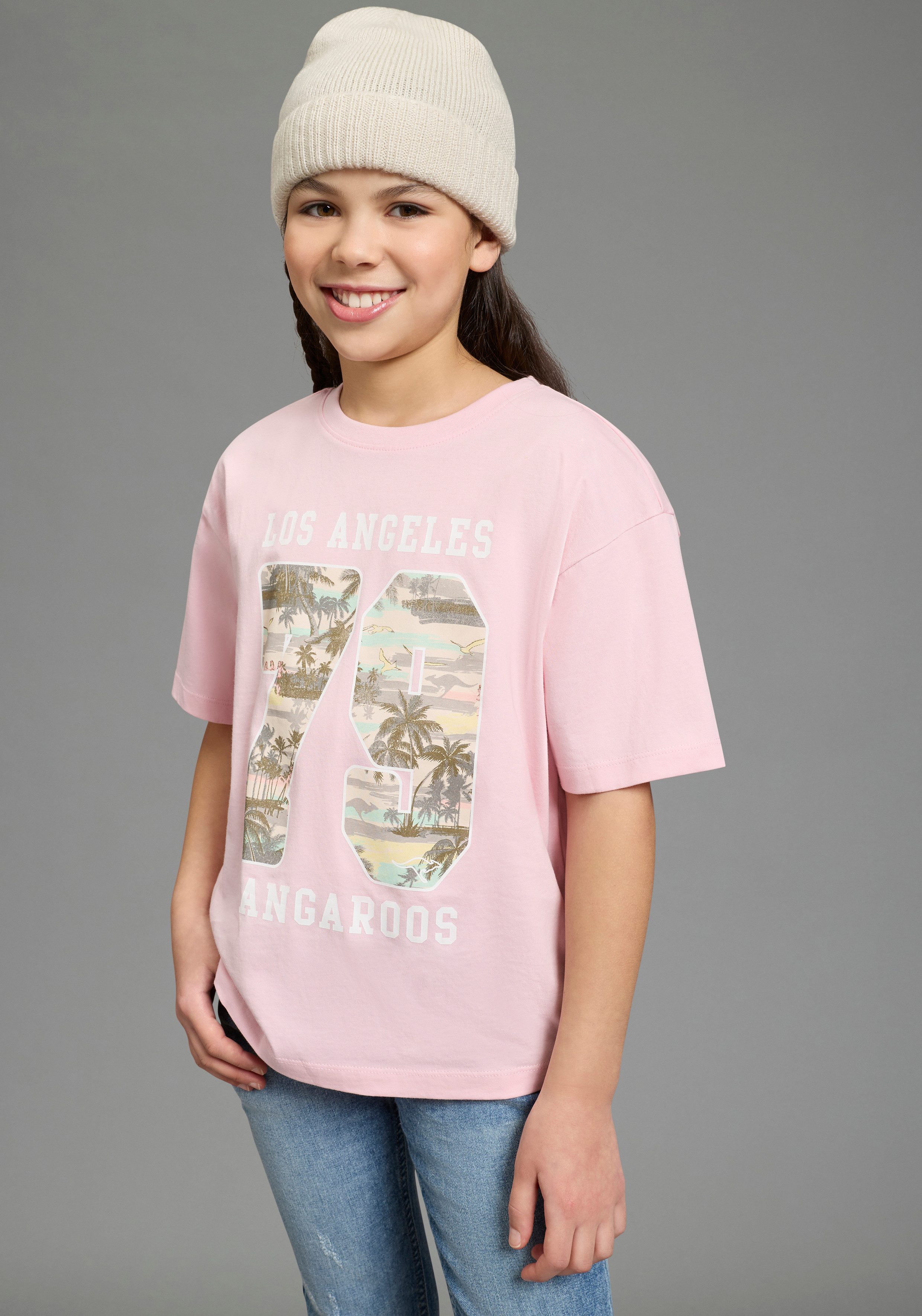 KangaROOS T-Shirt Locker geschnittenes Shirt mit Palmenprint lässige Passform, Kurzarm, bedruckt, aus Baumwolle. Reduzierter Preis € 14,99. Unverbindliche Preisempfehlung € 19,99, (€ 14,99 pro 1 Stk)