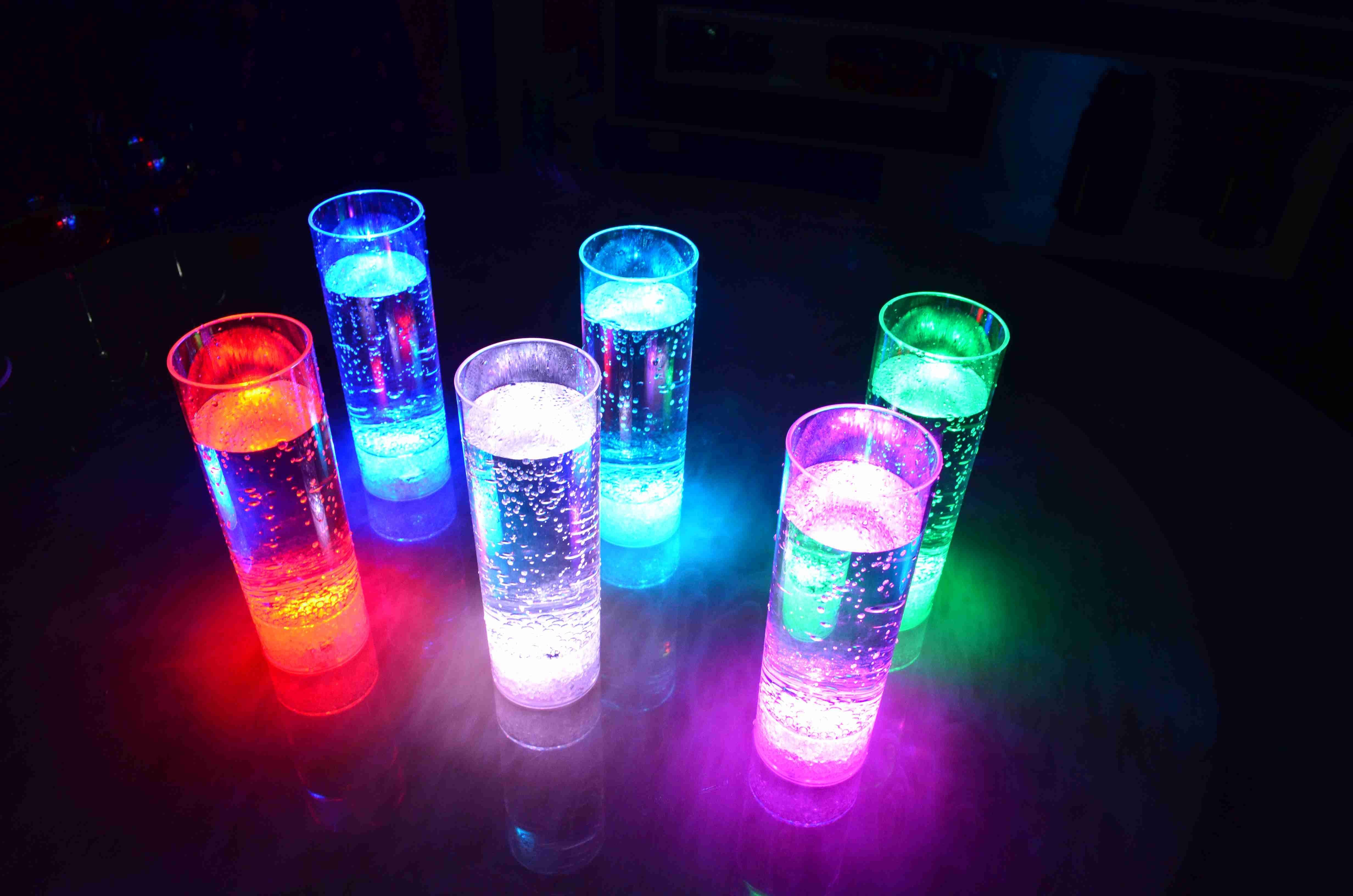 PRECORN LED Blinklicht 2er Set LED Longdrinkglas Party-Glas Kunststoffglas Trinkglas 400 ml