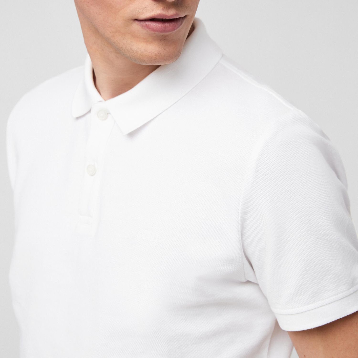 s.Oliver Poloshirt (1-tlg) Poloshirt Logostickerei Weiß mit