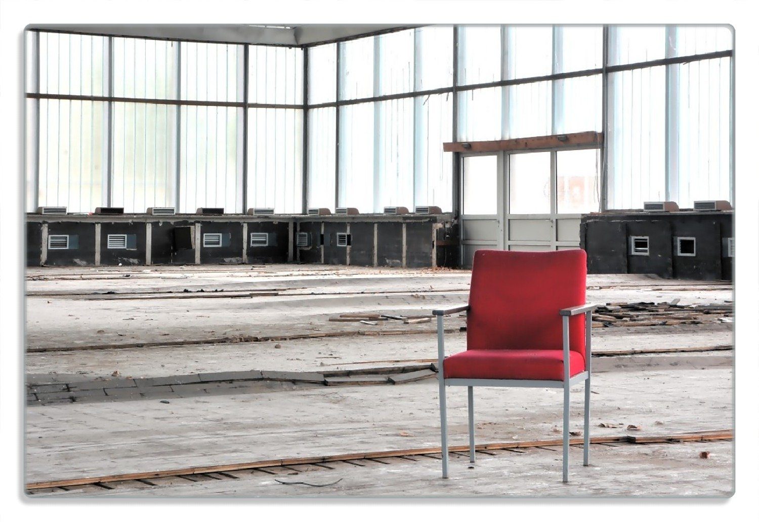 Wallario Frühstücksbrett Stille und Leere - ein einsamer roter Stuhl in einer alten Halle, (inkl. rutschfester Gummifüße 4mm, 1-St), 20x30cm