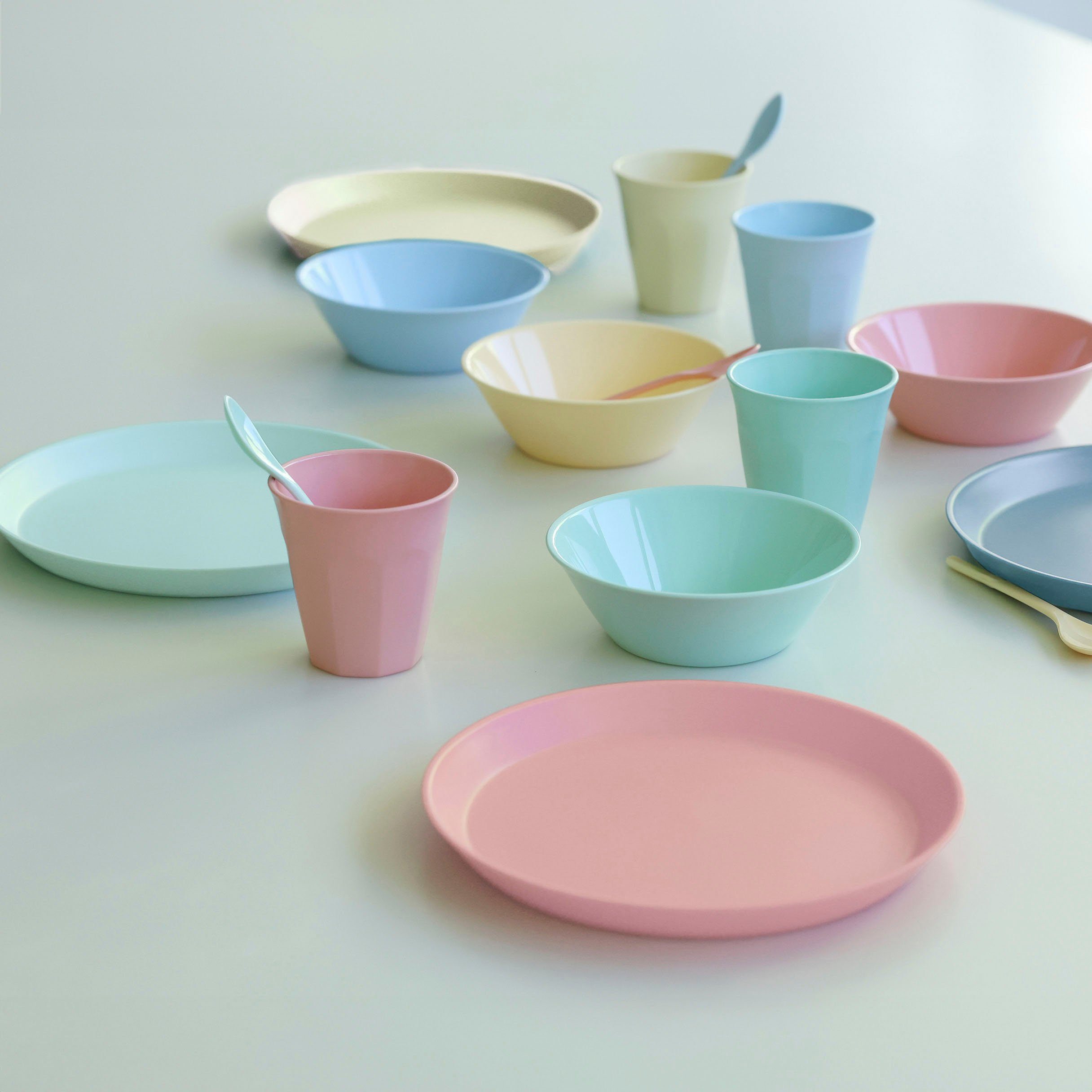 KOZIOL Geschirr-Set NORA SET MACARONS (16-tlg), 4 Personen, Kunststoff, 100% recycelbar, 100% made in Germany, 100% melaminfrei