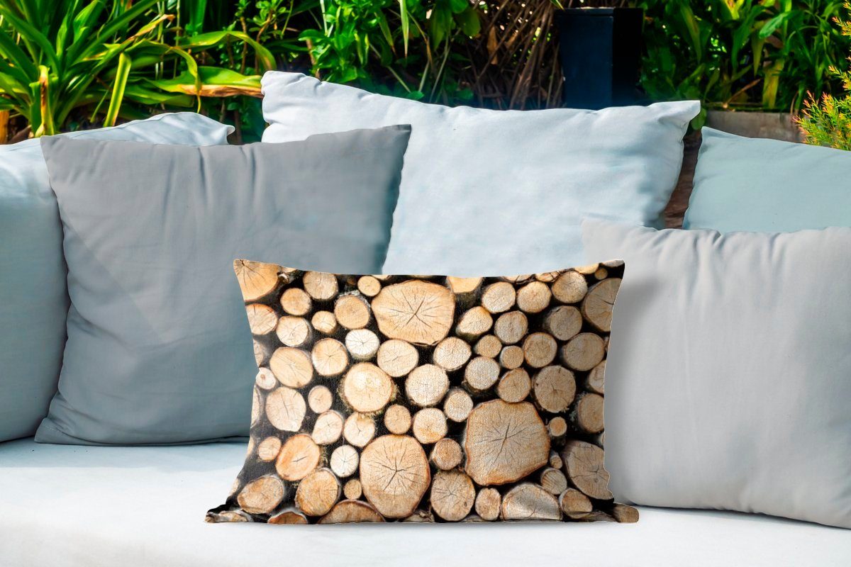 MuchoWow Dekokissen Brennholz auf einem Polyester, Dekokissenbezug, Outdoor-Dekorationskissen, Kissenhülle Haufen