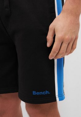 Bench. Shorts HYVEN