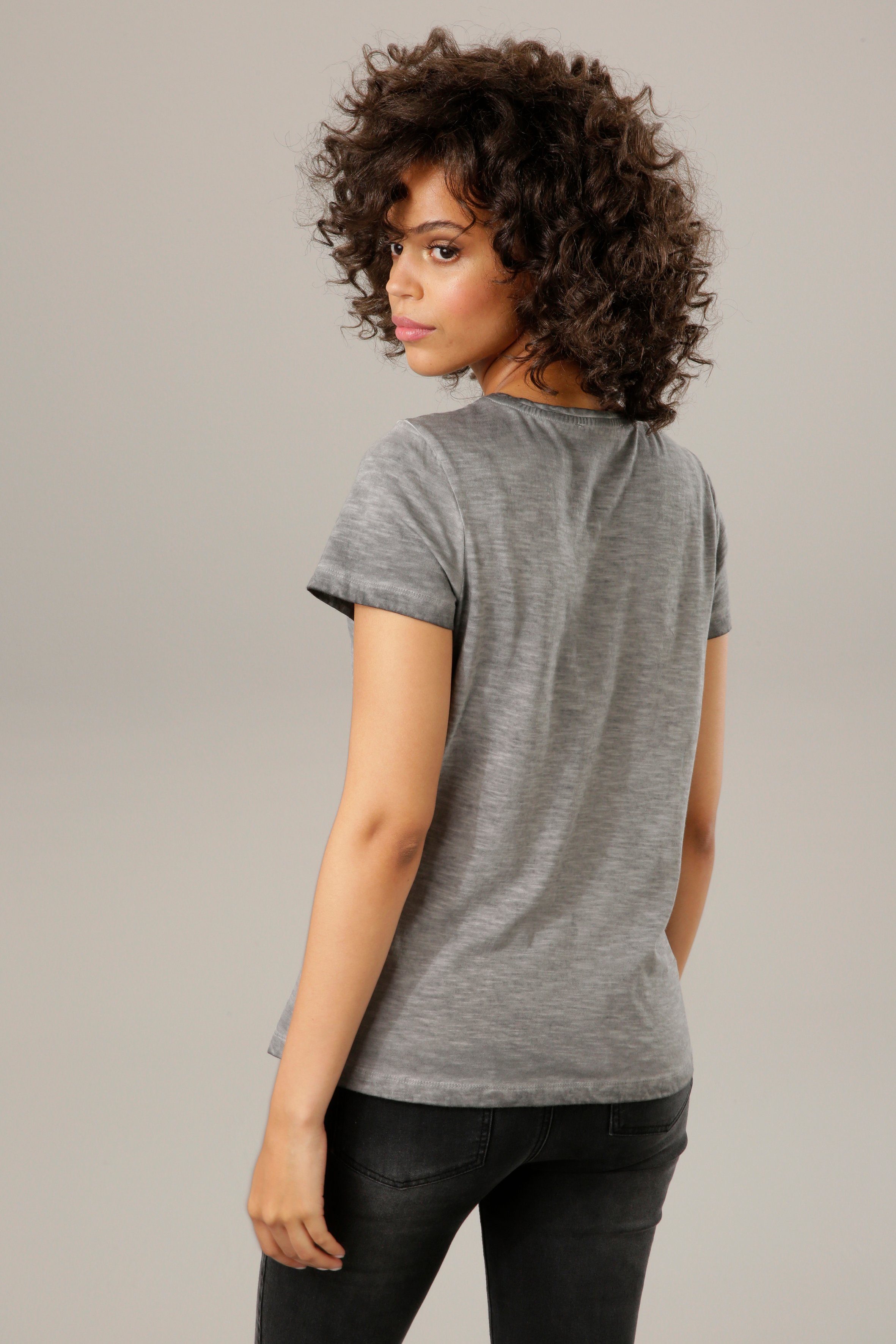 Aniston CASUAL T-Shirt mit Glitzersteinchen verzierter Frontdruck,  Nostalgischer Frontdruck mit Glitzersteinchen und glänzendem Schriftzug  verziert