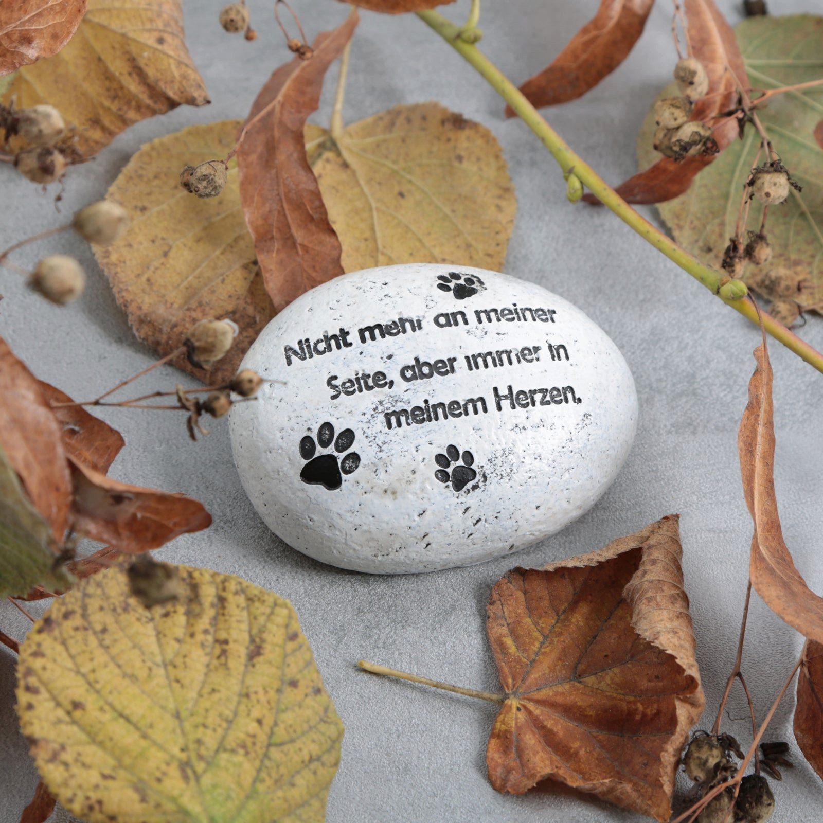 Logbuch-Verlag Dekofigur Gedenkstein mit Pfoten und Spruch – Erinnerung an Hund oder Katze – – Bild 2 von 4