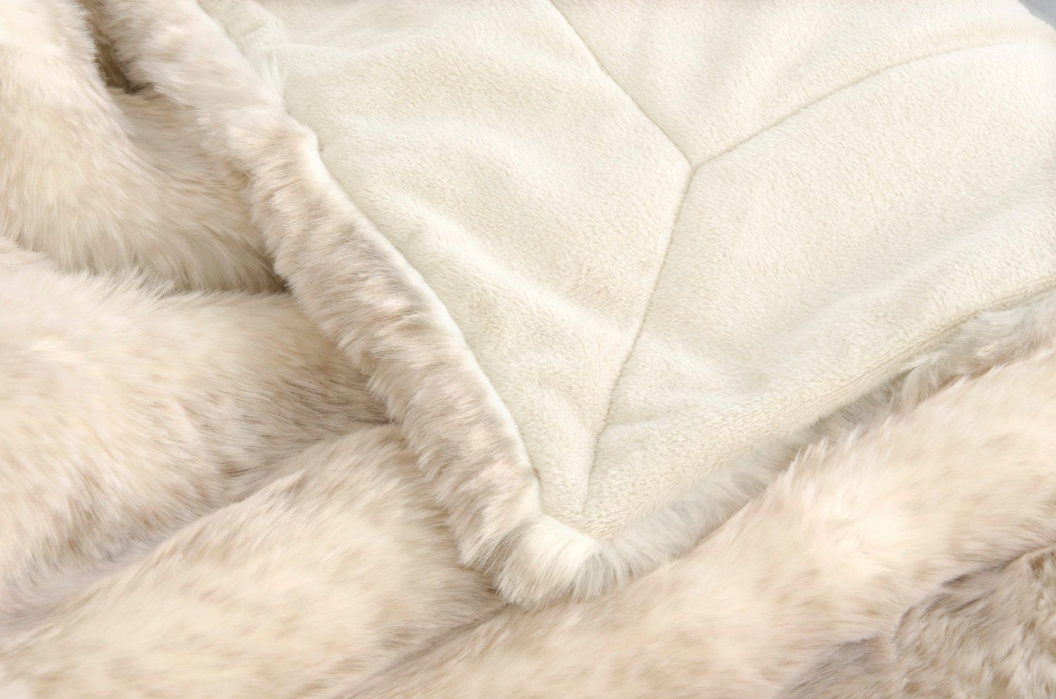 Wohndecke Felldecke (Kunstfell) "Polarwolf"- Premium superfein, Wohnen und Accessoires GmbH & Co. KG, Felloptik – Bild 4 von 5