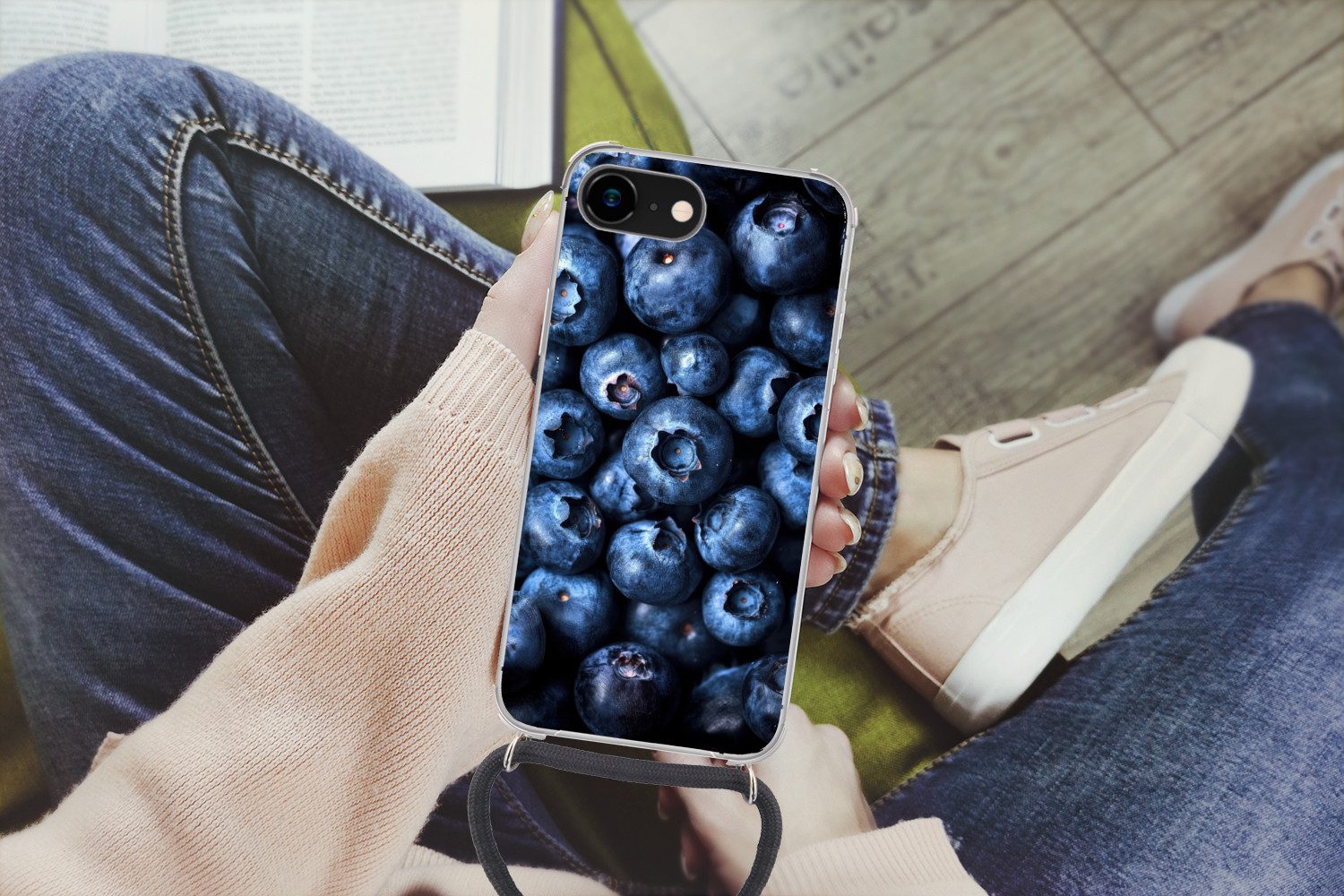MuchoWow Handyhülle für Apple iPhone 8 Beeren - Blau - Obst, Tragbare Handyhüllen mit Kette zum umhängen, Handykette Handyband