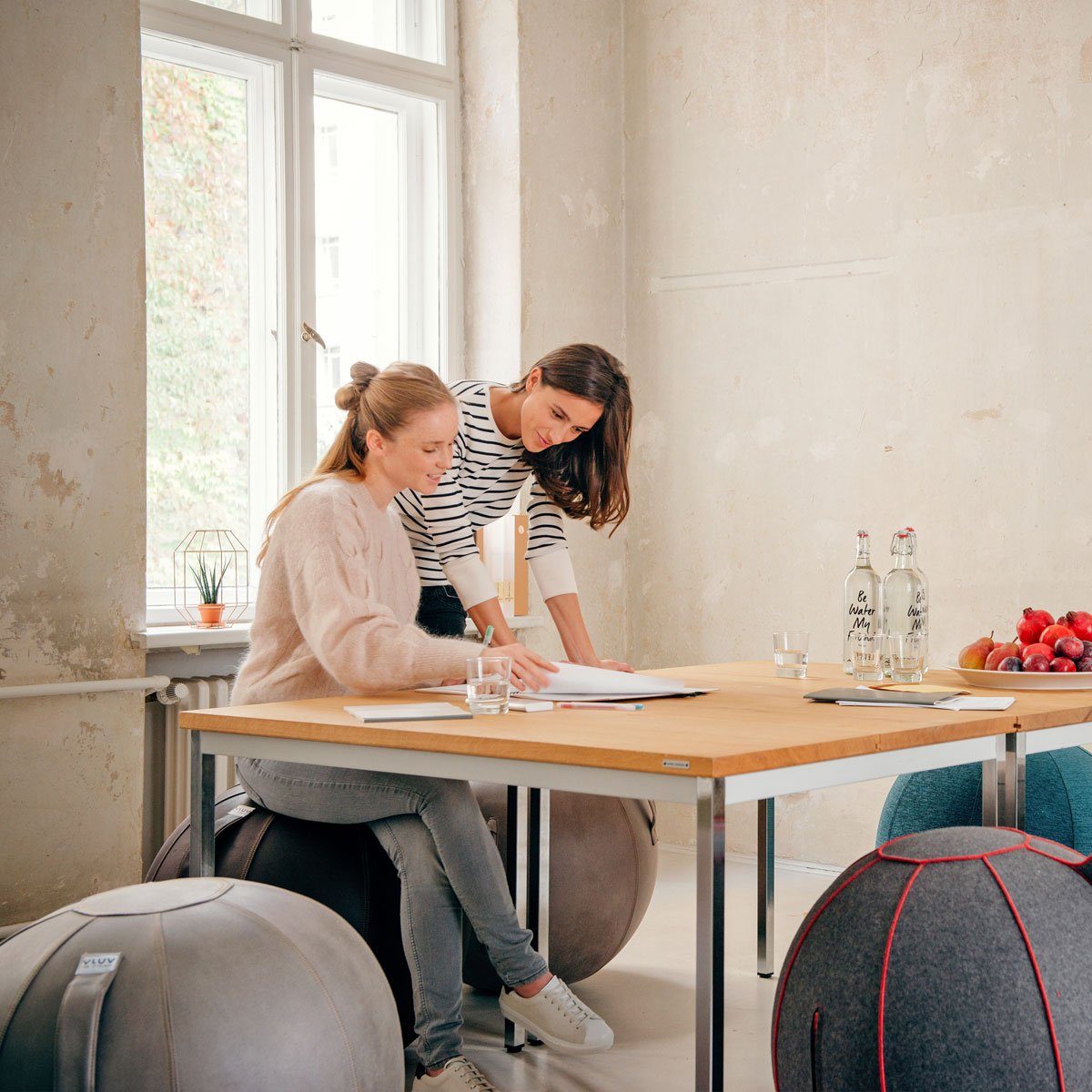 VLUV Sitzball BOL STOV Stoff-Sitzball, ergonomisches Sitzmöbel für Büro und Zuhause, Farbe: Concrete (grau), Ø 60cm - 65cm, hochwertiger Möbelbezugsstoff, robust und formstabil, mit Tragegriff