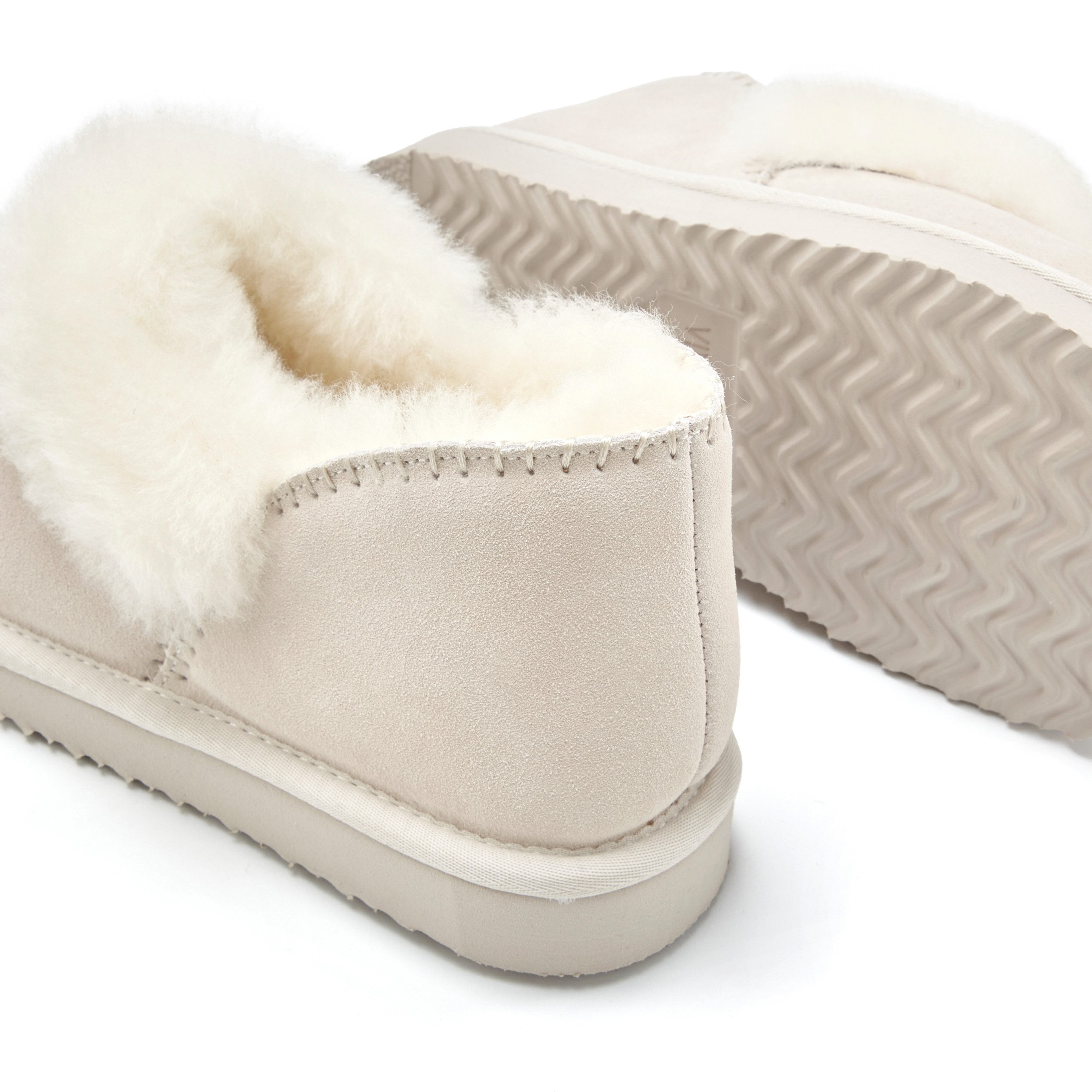 Vivance Dreams by Lascana Plüsch Hausschuh, Pantolette, Pantoffel, Homeslippers Hausschuh mit kuscheligem Lammfell aus Leder – Bild 5 von 5