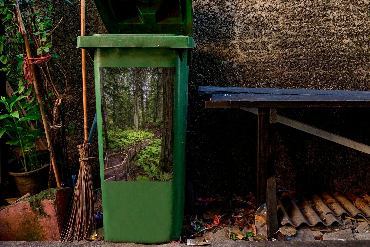 MuchoWow Wandsticker Eine Holztreppe in des kanadischen Mülltonne, Wäldern Container, St), Mount Abfalbehälter Mülleimer-aufkleber, (1 den Sticker, Revelstoke