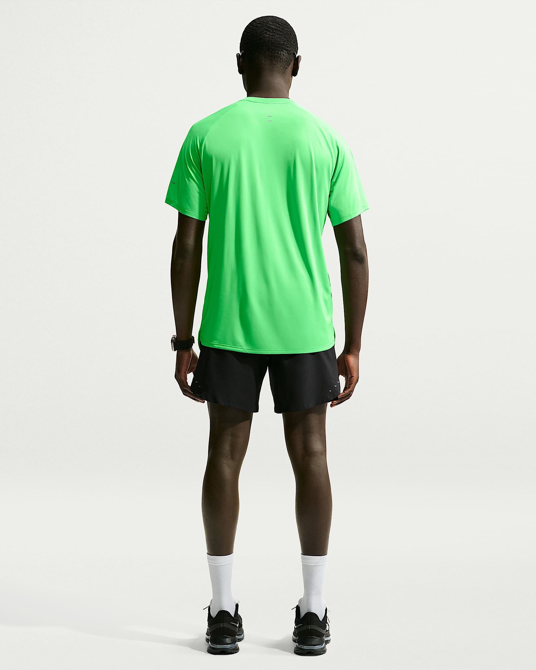 Nike Laufshirt M NK DFADV STRIDE SS TOP Kurzarm-Design, mit Rundhalsausschnitt, normale Länge, atmungsaktiv – Bild 5 von 5
