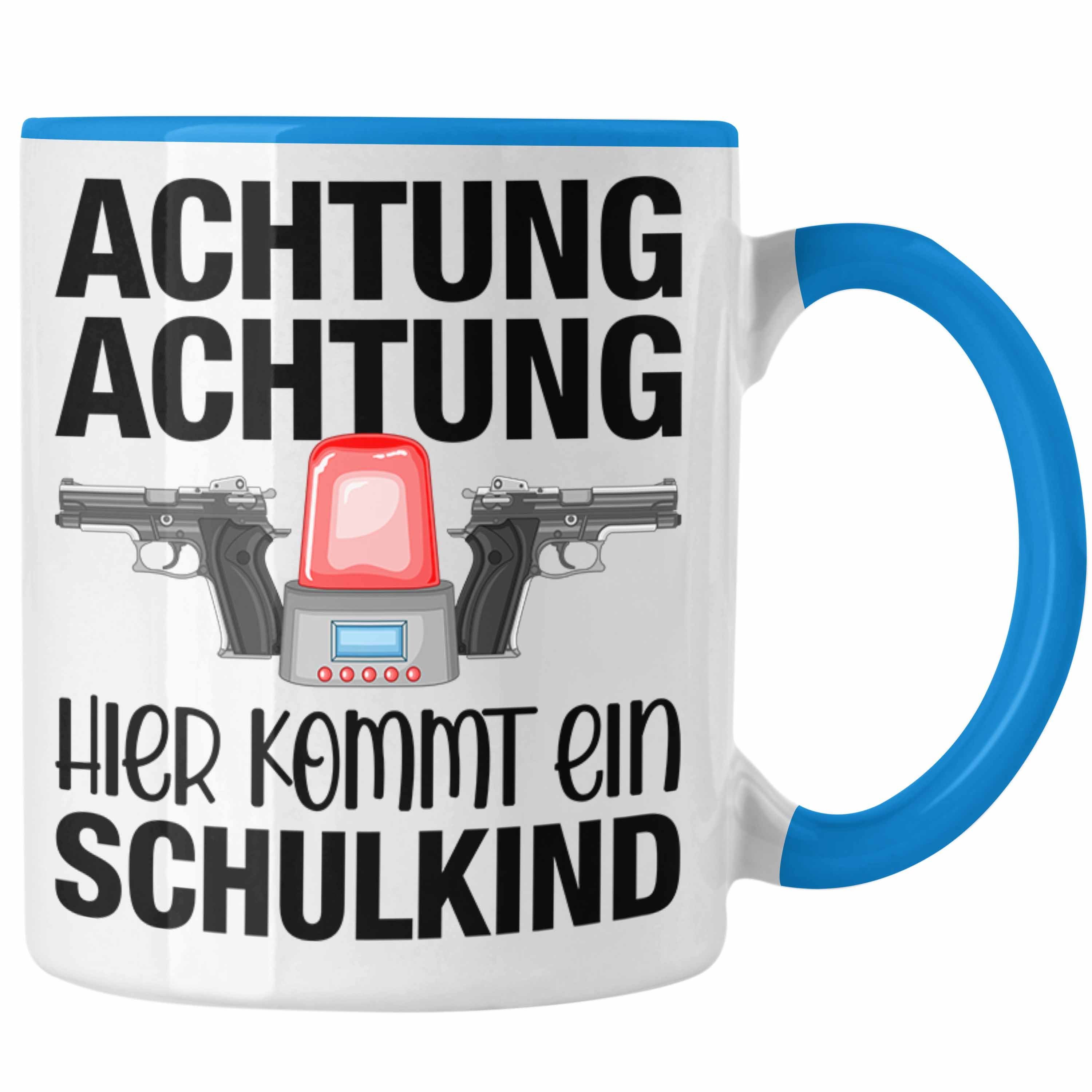 Trendation Tasse Trendation - Einschulung Junge Achtung Schulkind Geschenk für Schultüte Füllung Tasse Schulstart 1. Schultag Schuleinführung Schulanfang Geschenkidee 2022 Blau